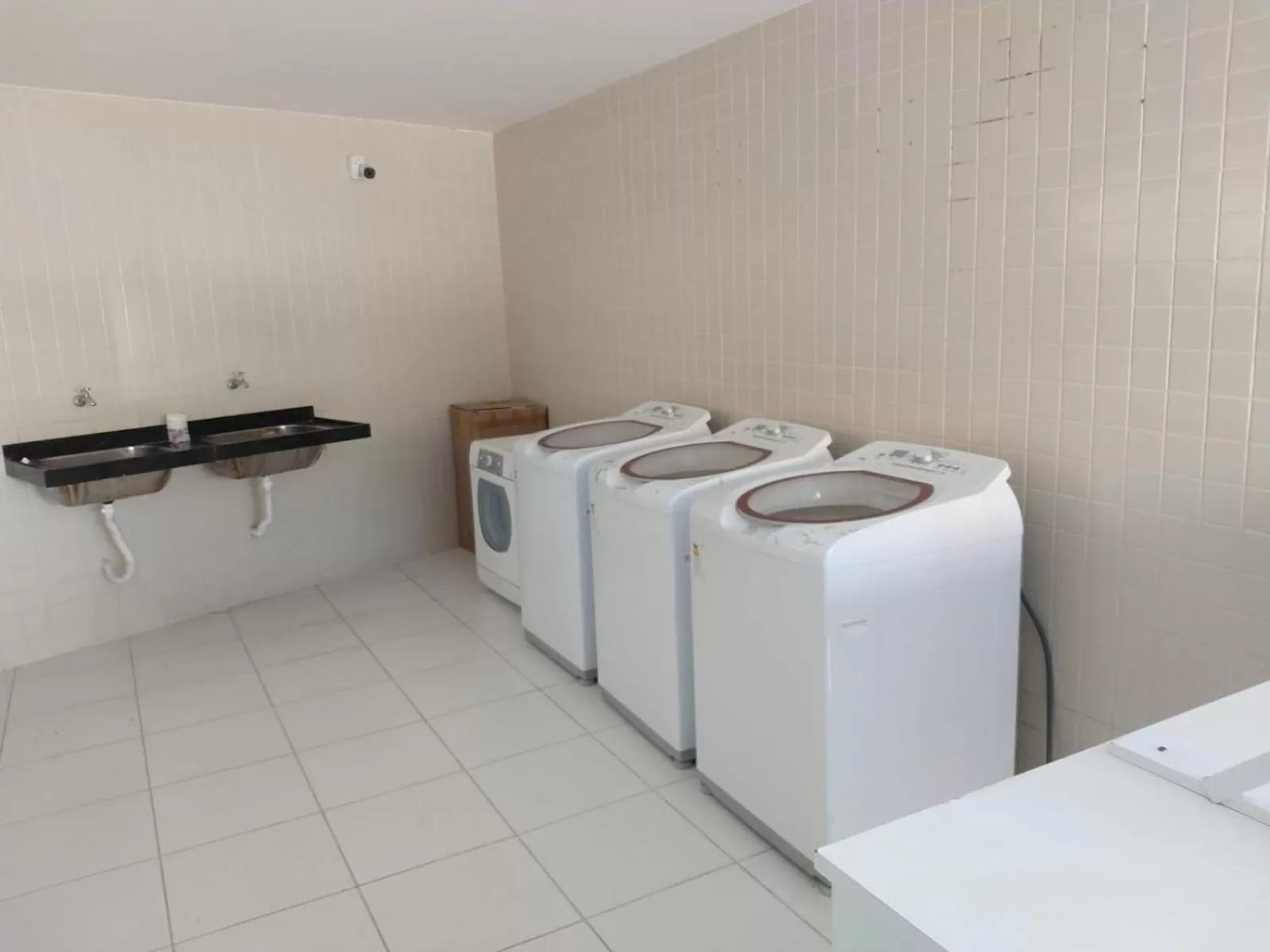 washing machine in Apartamento no Golden Lake - pé na areia, agua de côco e cervejinha