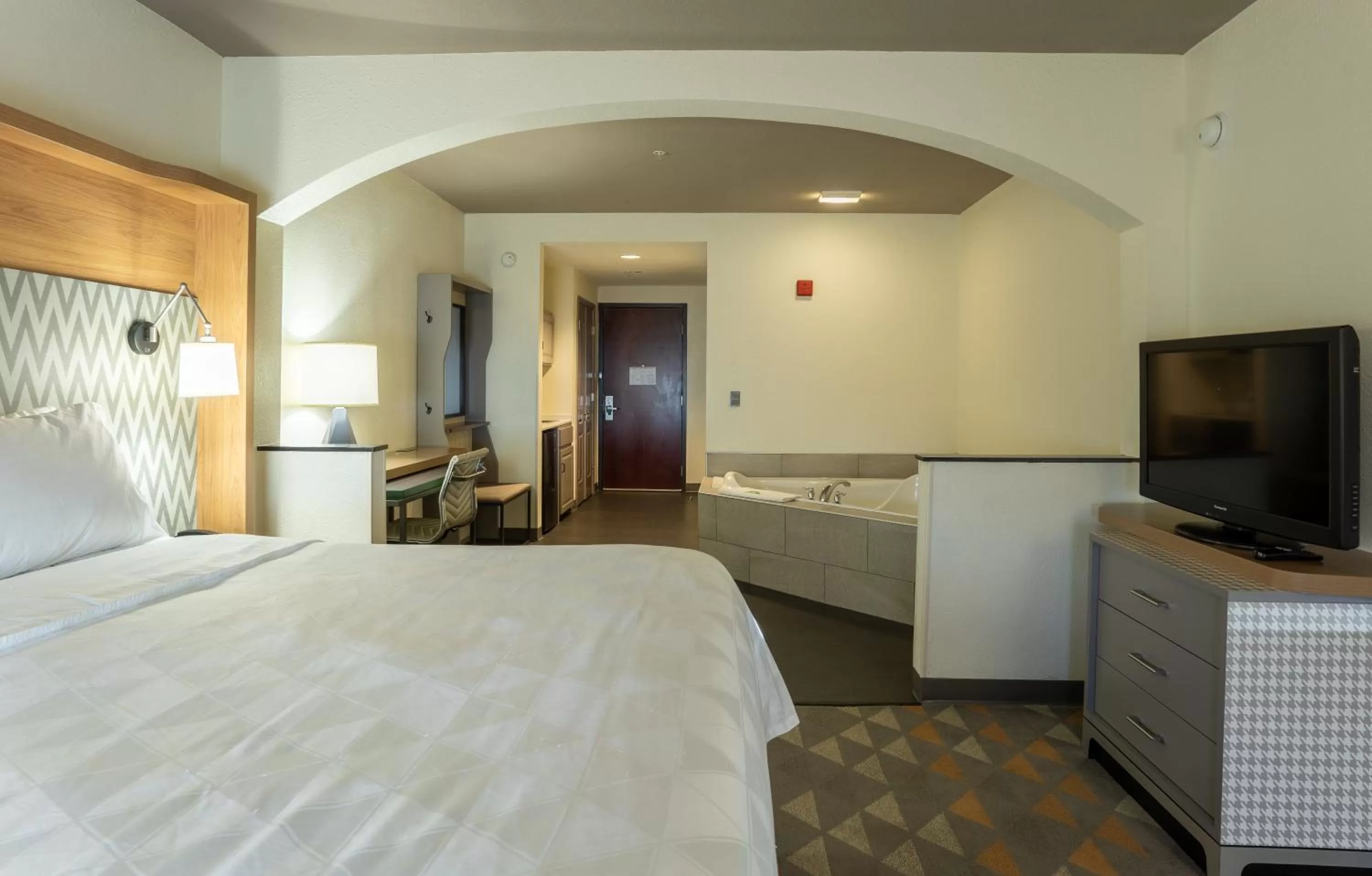 Bedroom, Bed in Holiday Inn Hotel & Suites Beaufort at Highway 21 by IHG