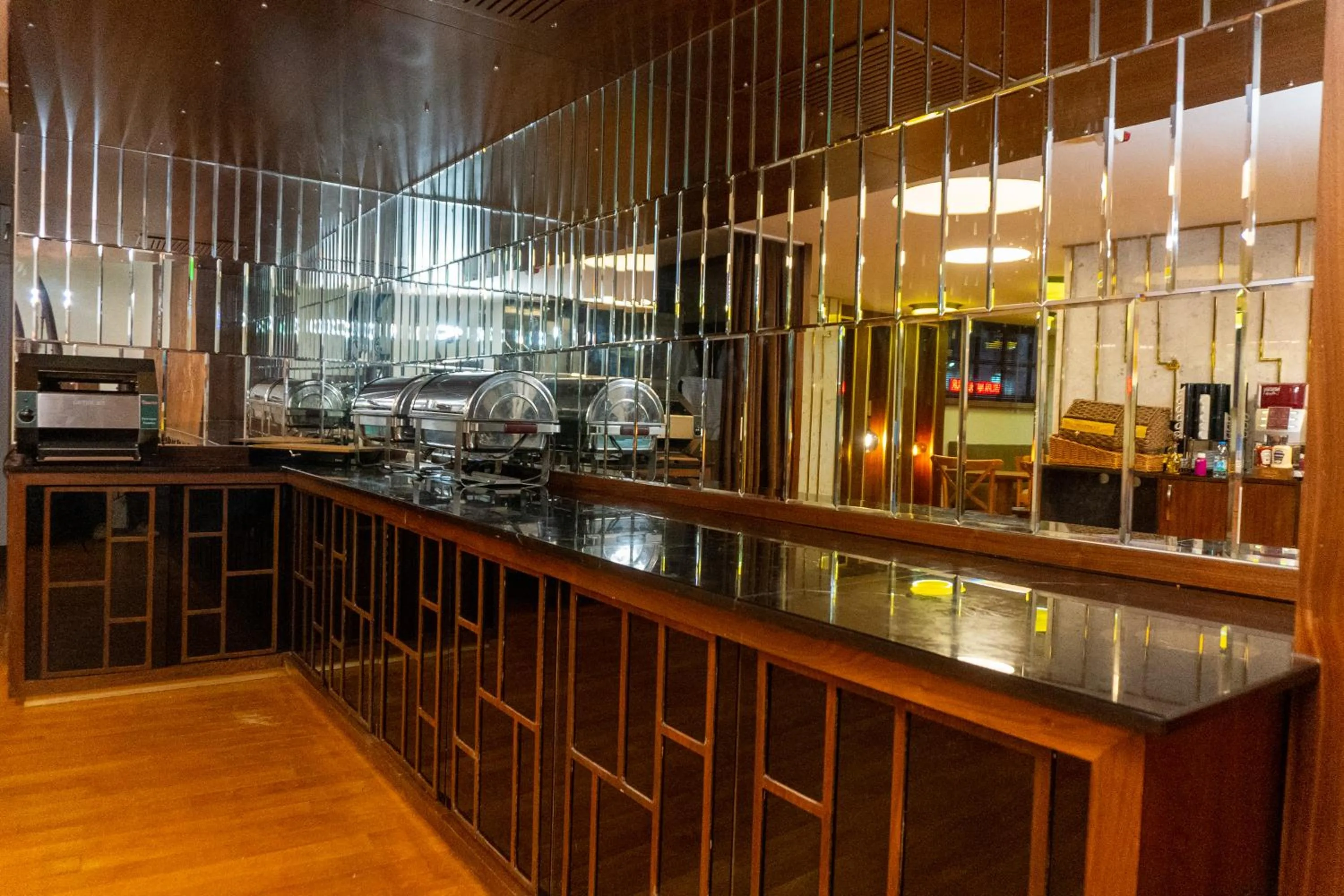 Restaurant/places to eat in Trass Hotel