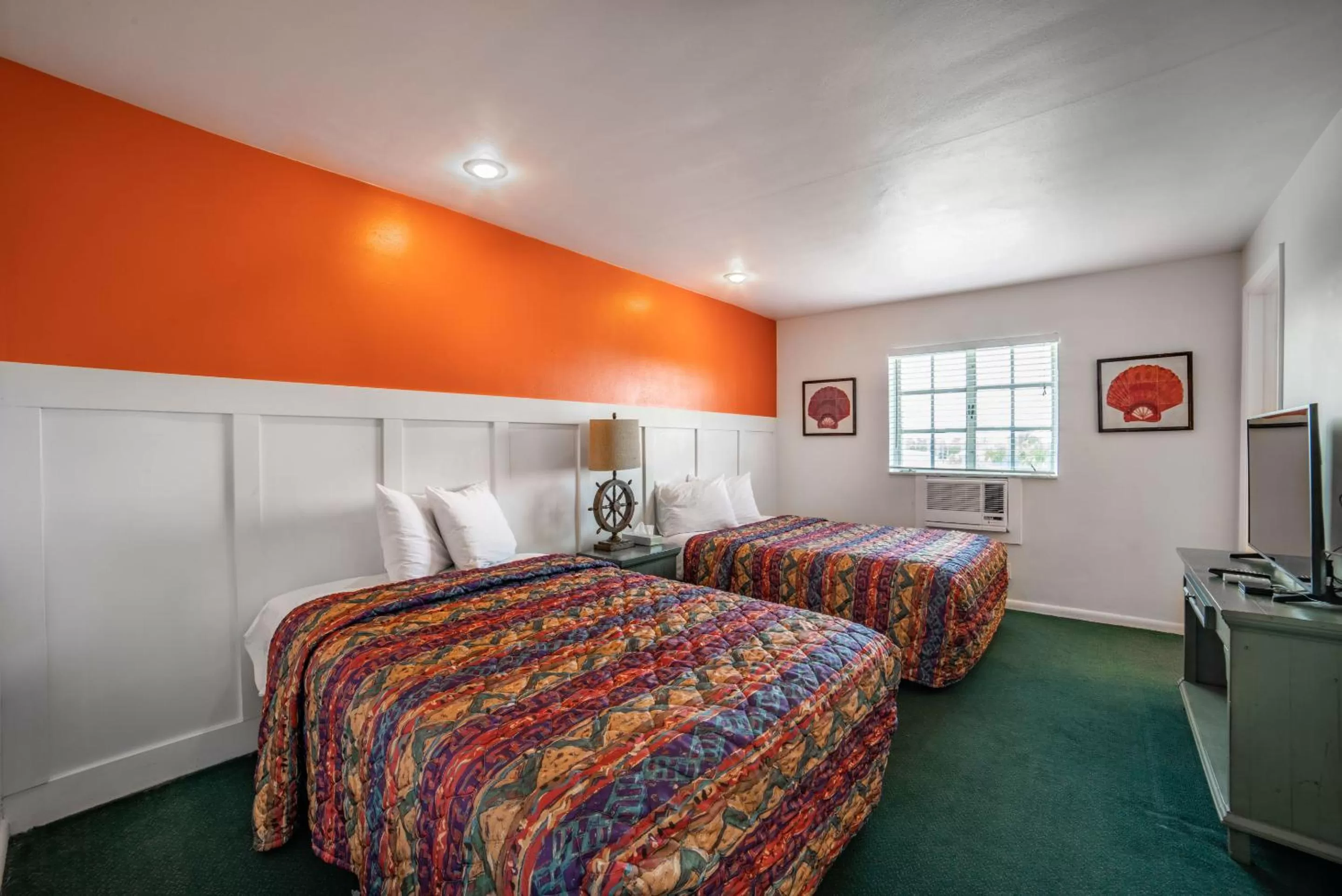 Bed in Captain's Table Hotel by Everglades Adventures