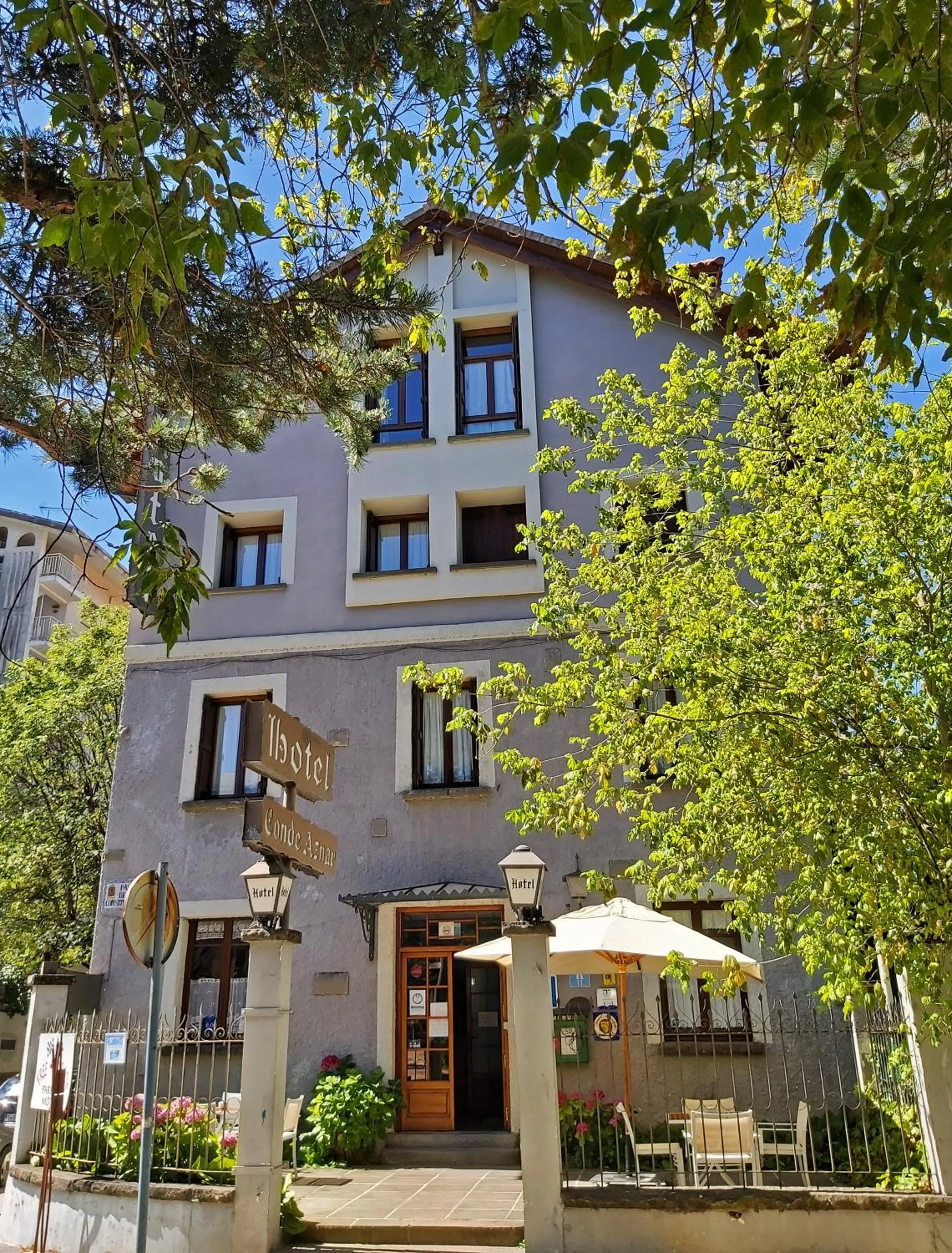 Facade/entrance in Conde Aznar