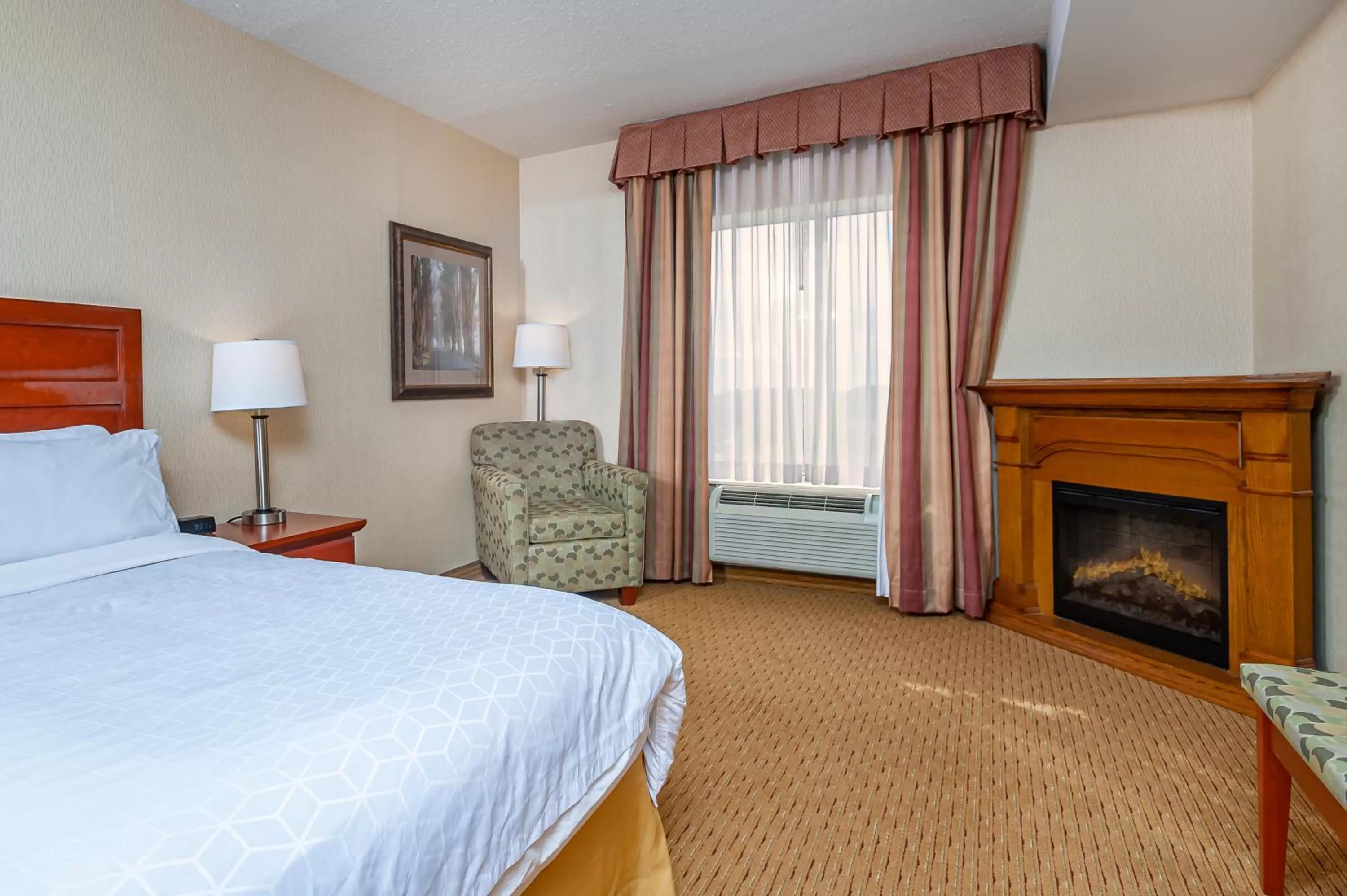 flat iron, Bed in Holiday Inn Express Hotel & Suites Clarington - Bowmanville by IHG