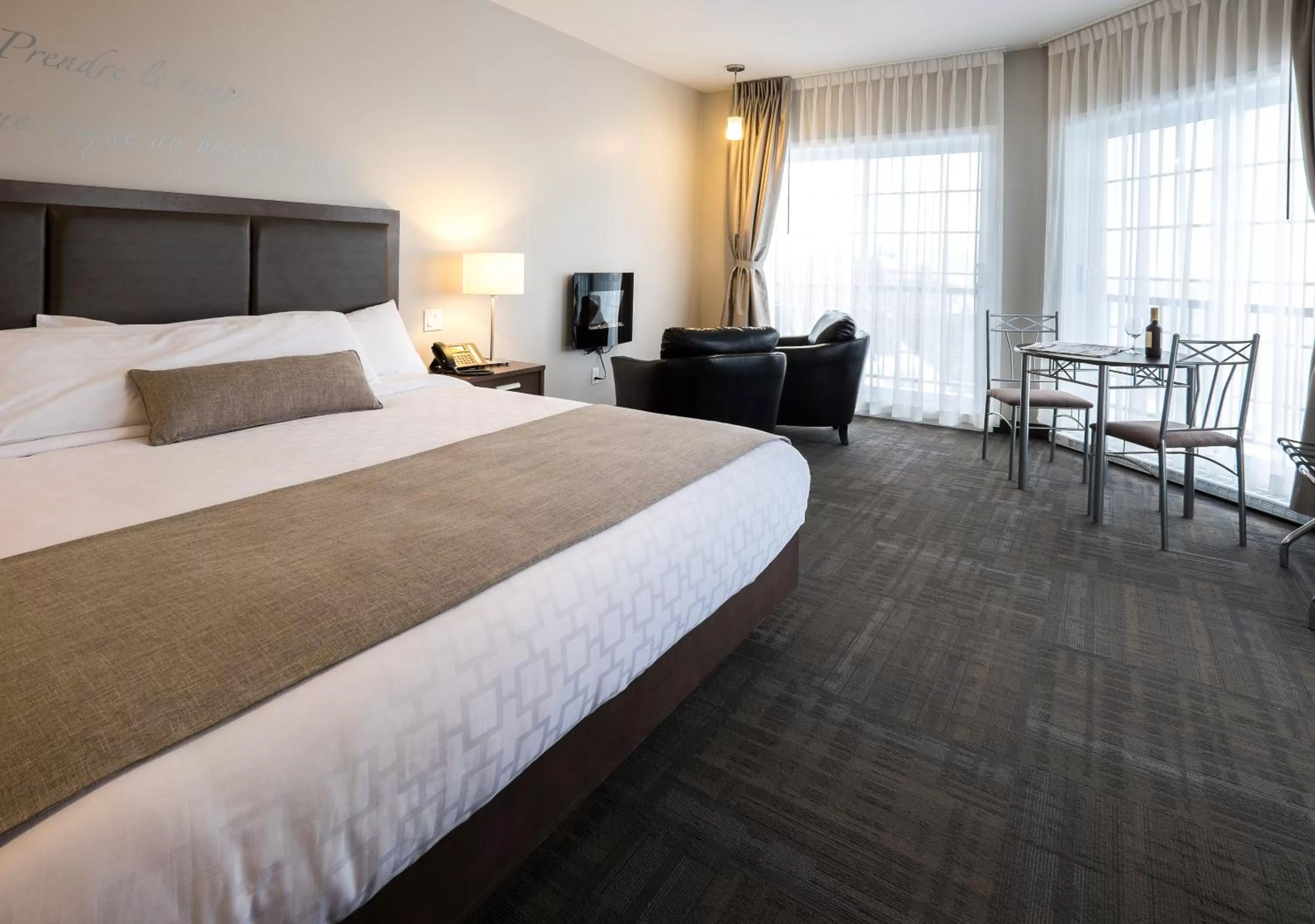 Photo of the whole room, Bed in Hôtel et Pavillons Le Petit Manoir du Casino