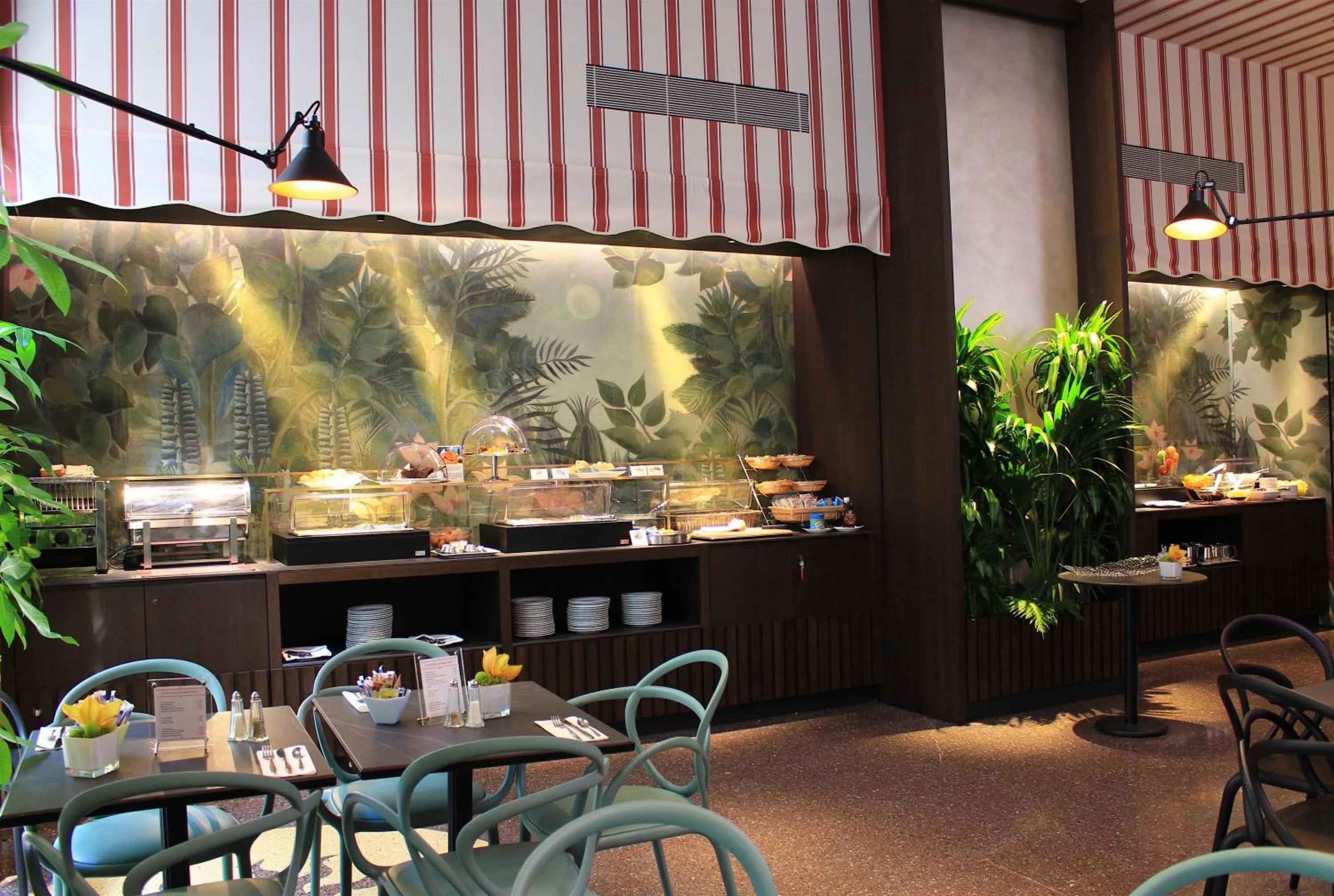 Buffet breakfast in Hotel Sanpi Milano