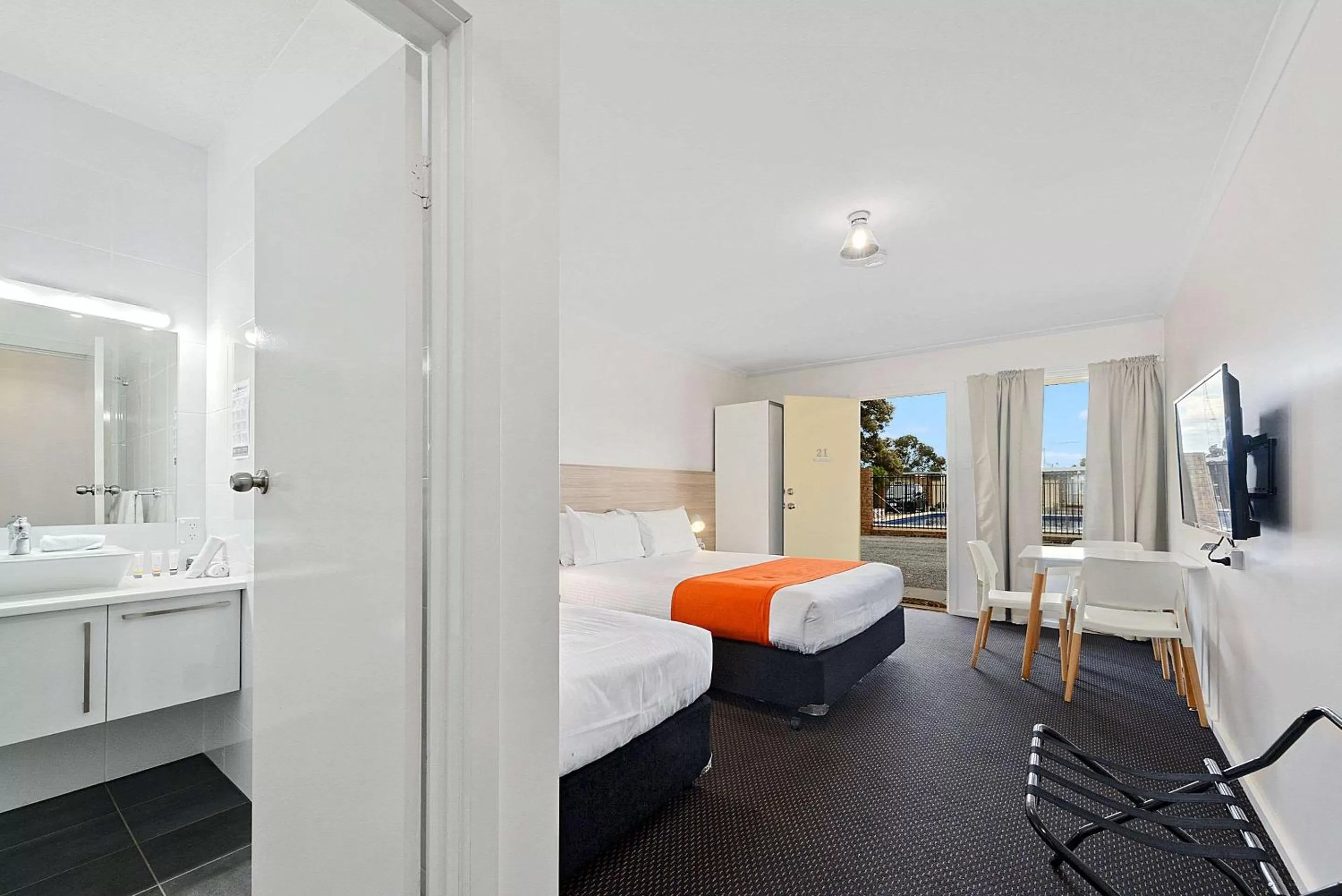 Photo of the whole room, Bed in Comfort Inn Flinders on Main