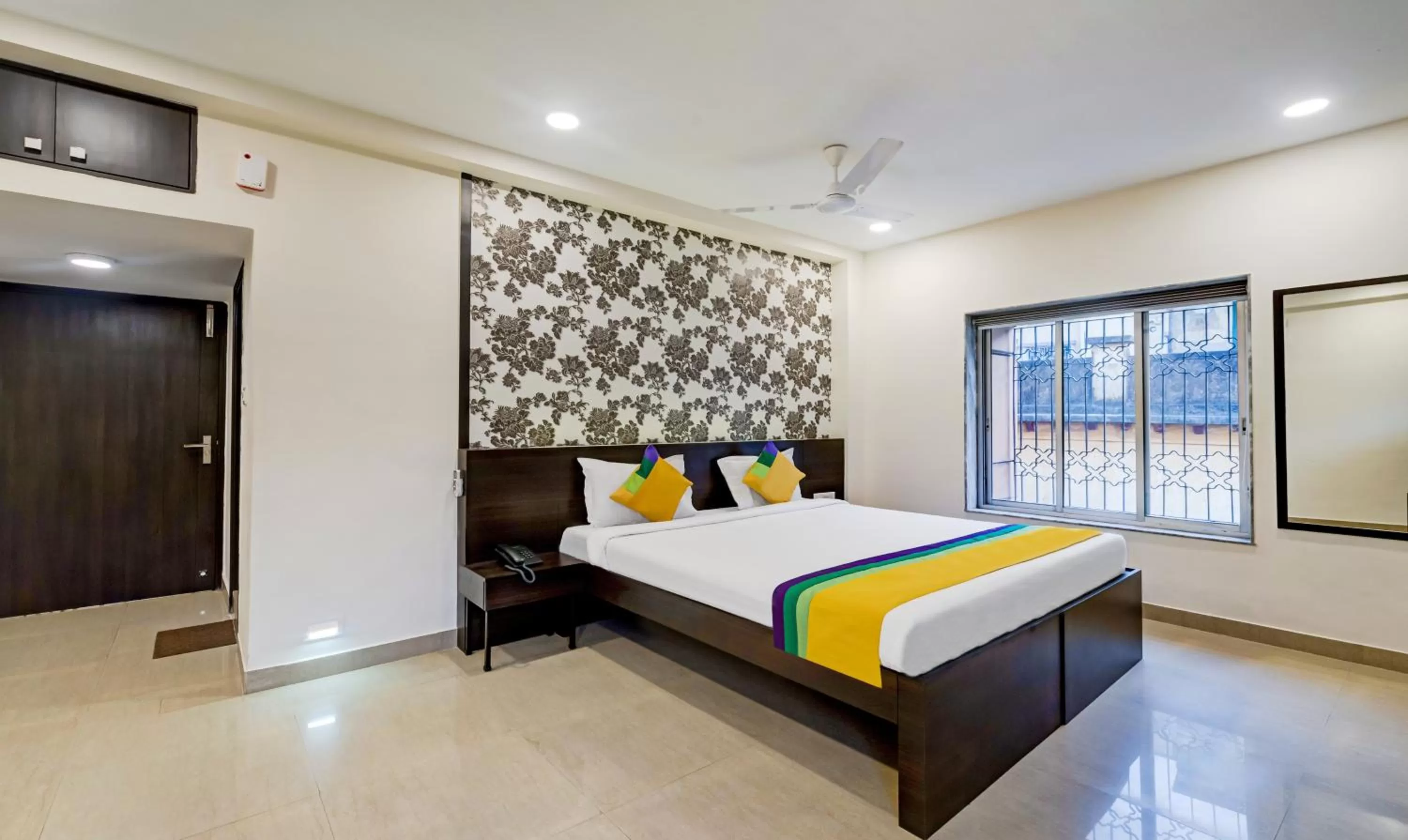 Bedroom, Bed in Itsy Hotels Neeranand Plaza, Bhawanipur