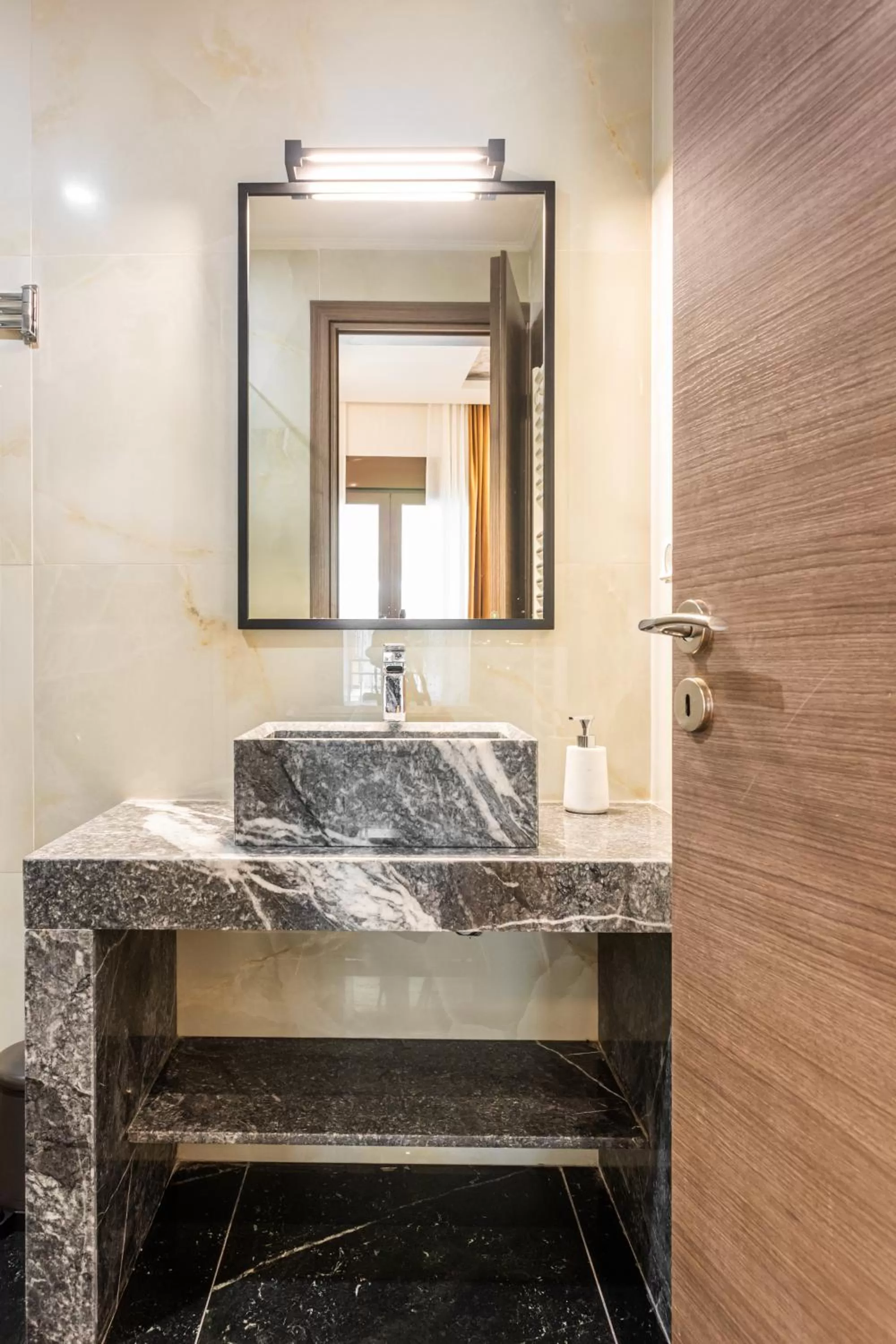 Bathroom in Nicholas Point Apartments and Rooms