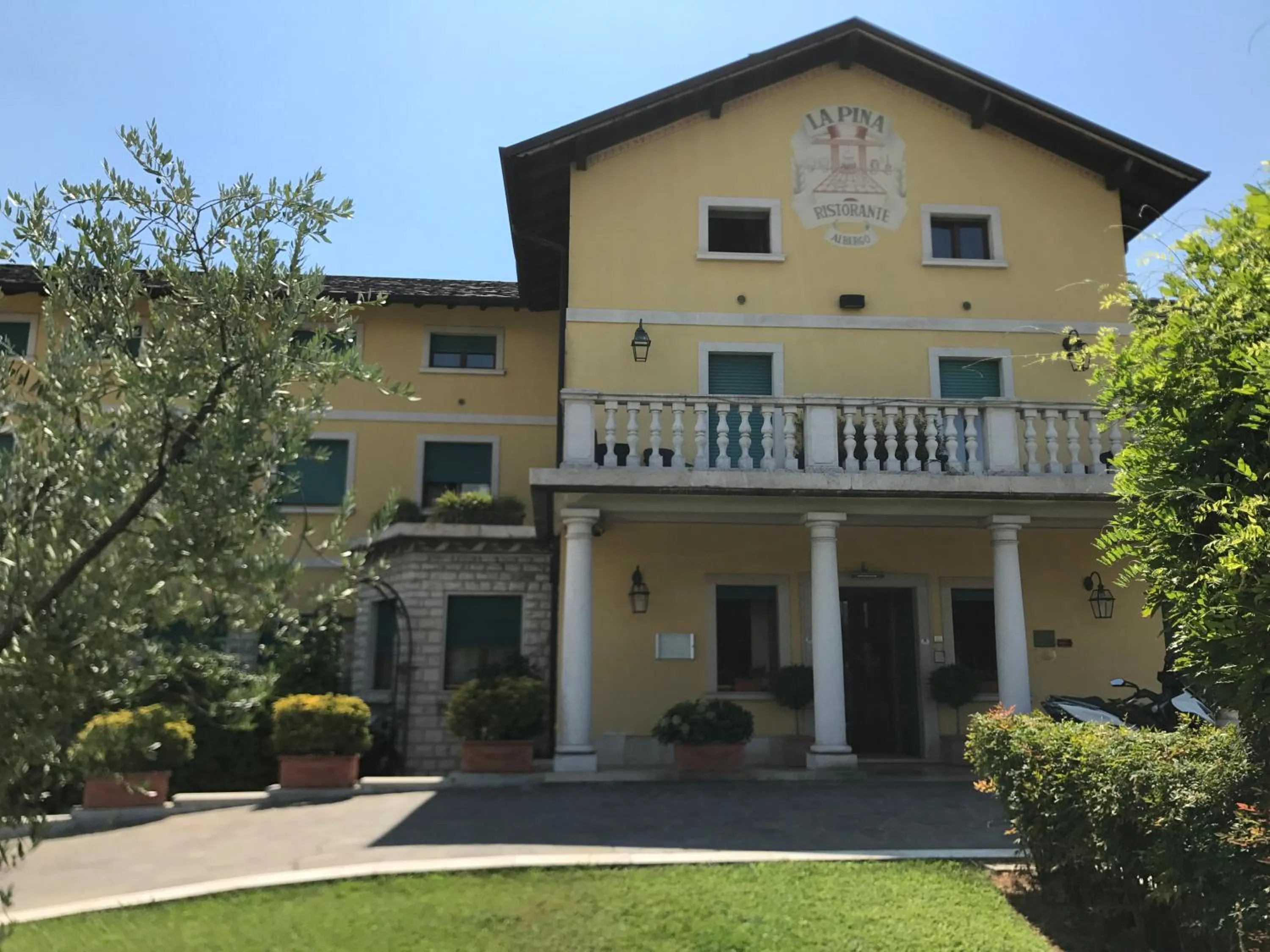 Facade/entrance in La Pina