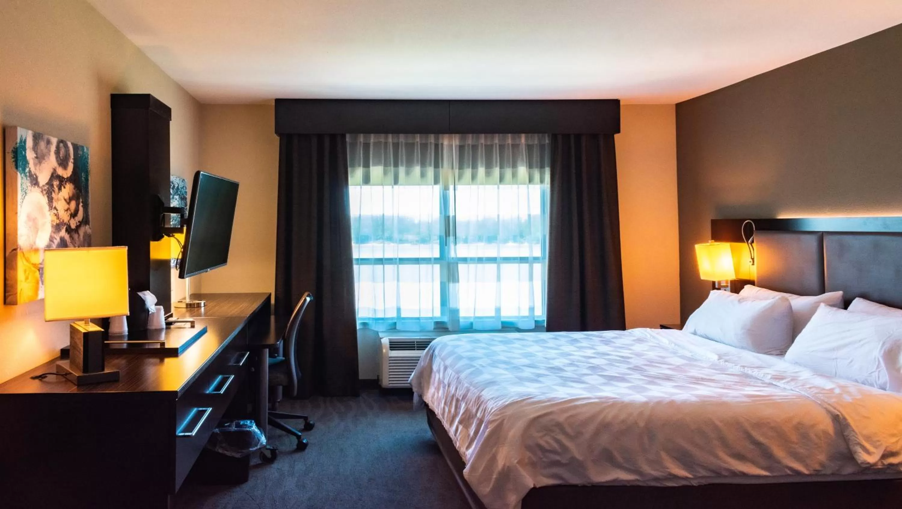 Photo of the whole room, Bed in Holiday Inn Owensboro Riverfront by IHG
