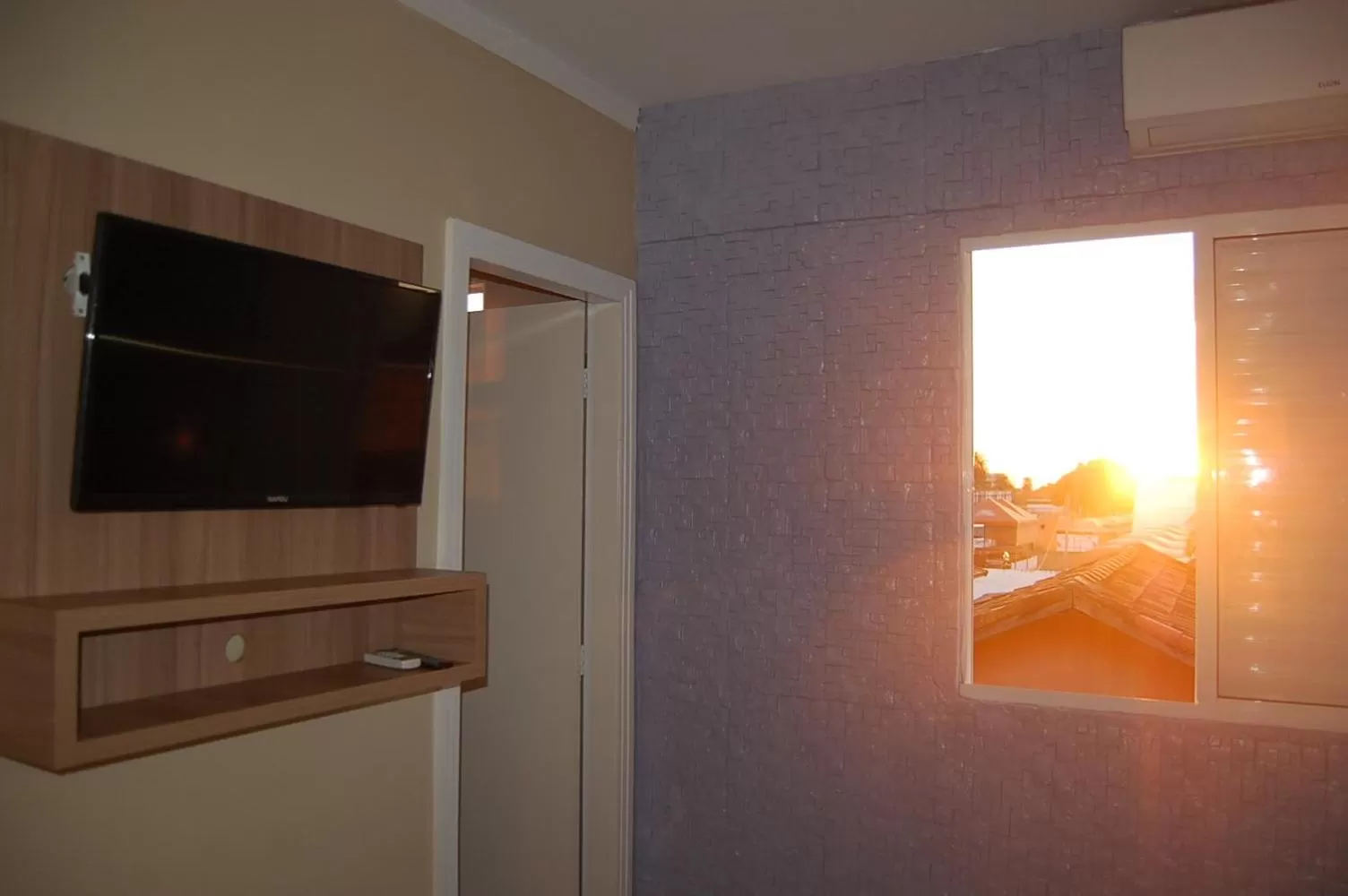 TV/Entertainment Center in Aeroporto Plaza Hotel