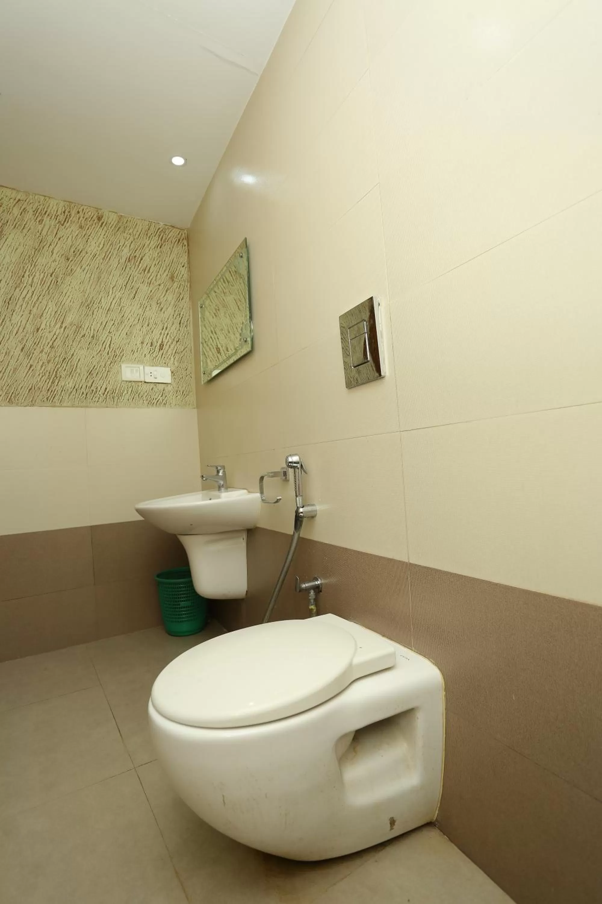 Toilet in Hotel Innate Inn