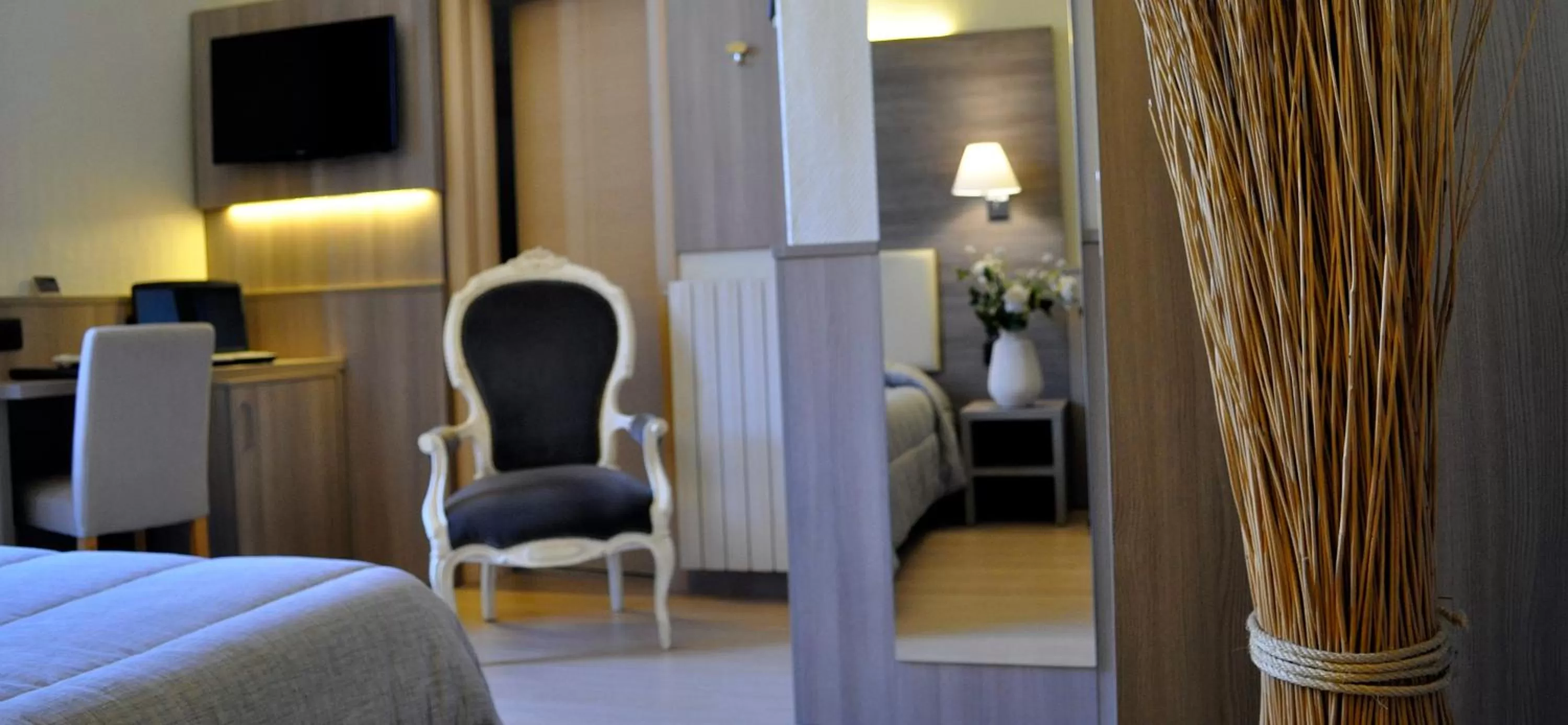 Bedroom, Bed in Hotel Est Piombino