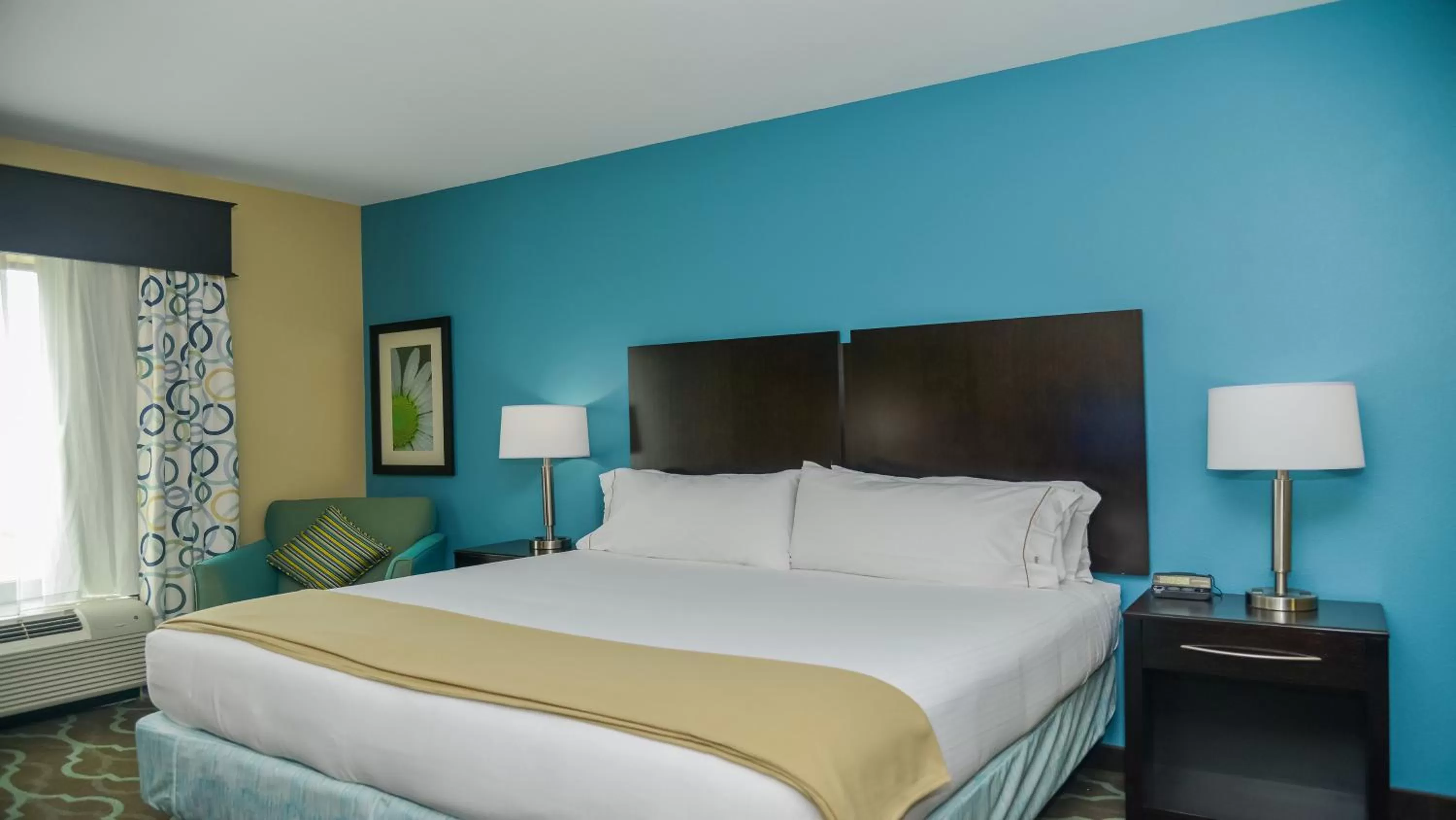 Photo of the whole room, Bed in Holiday Inn Express Hotels & Suites Cuero by IHG