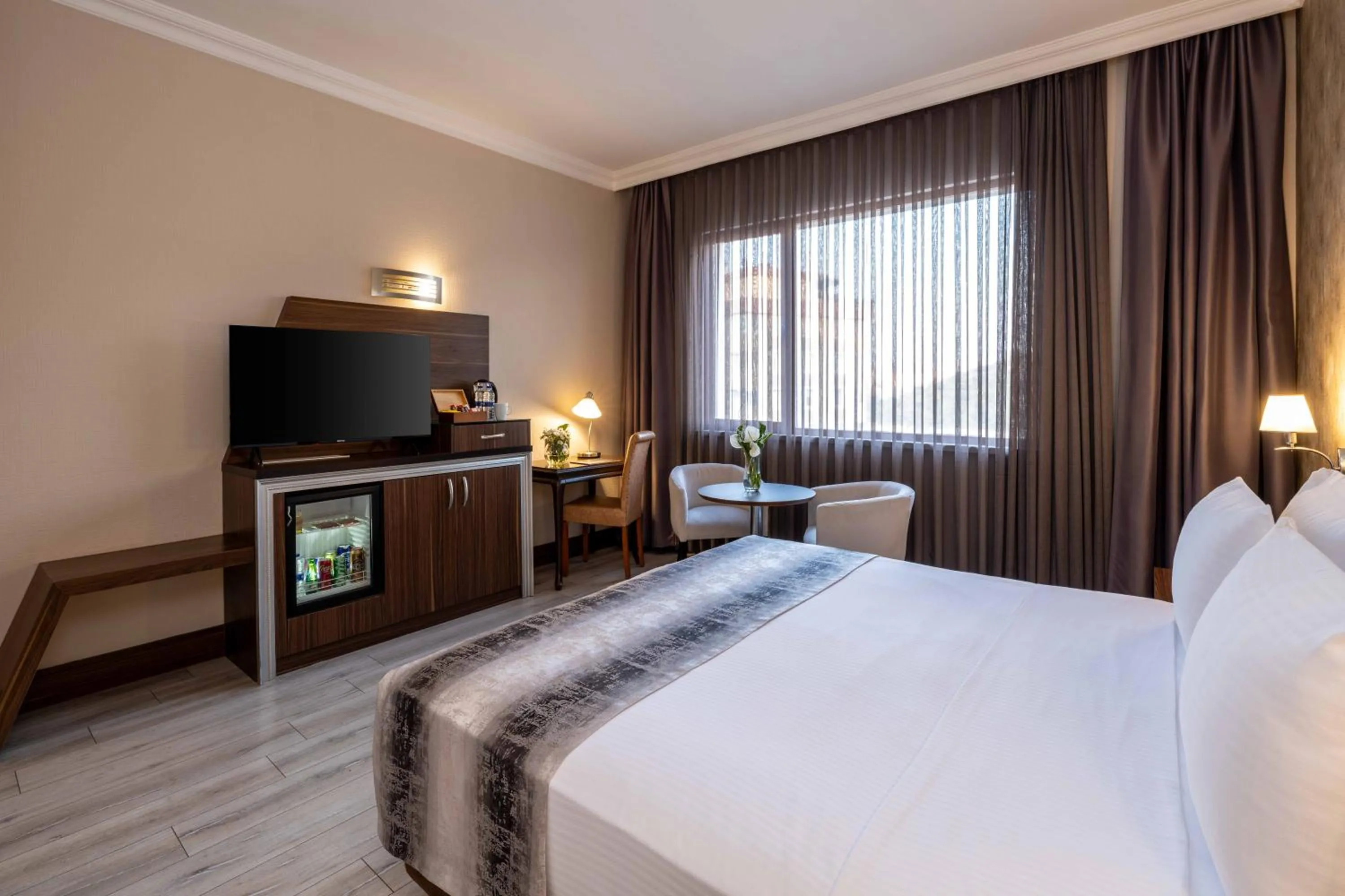 Communal lounge/ TV room, Bed in Elite Hotel Dragos