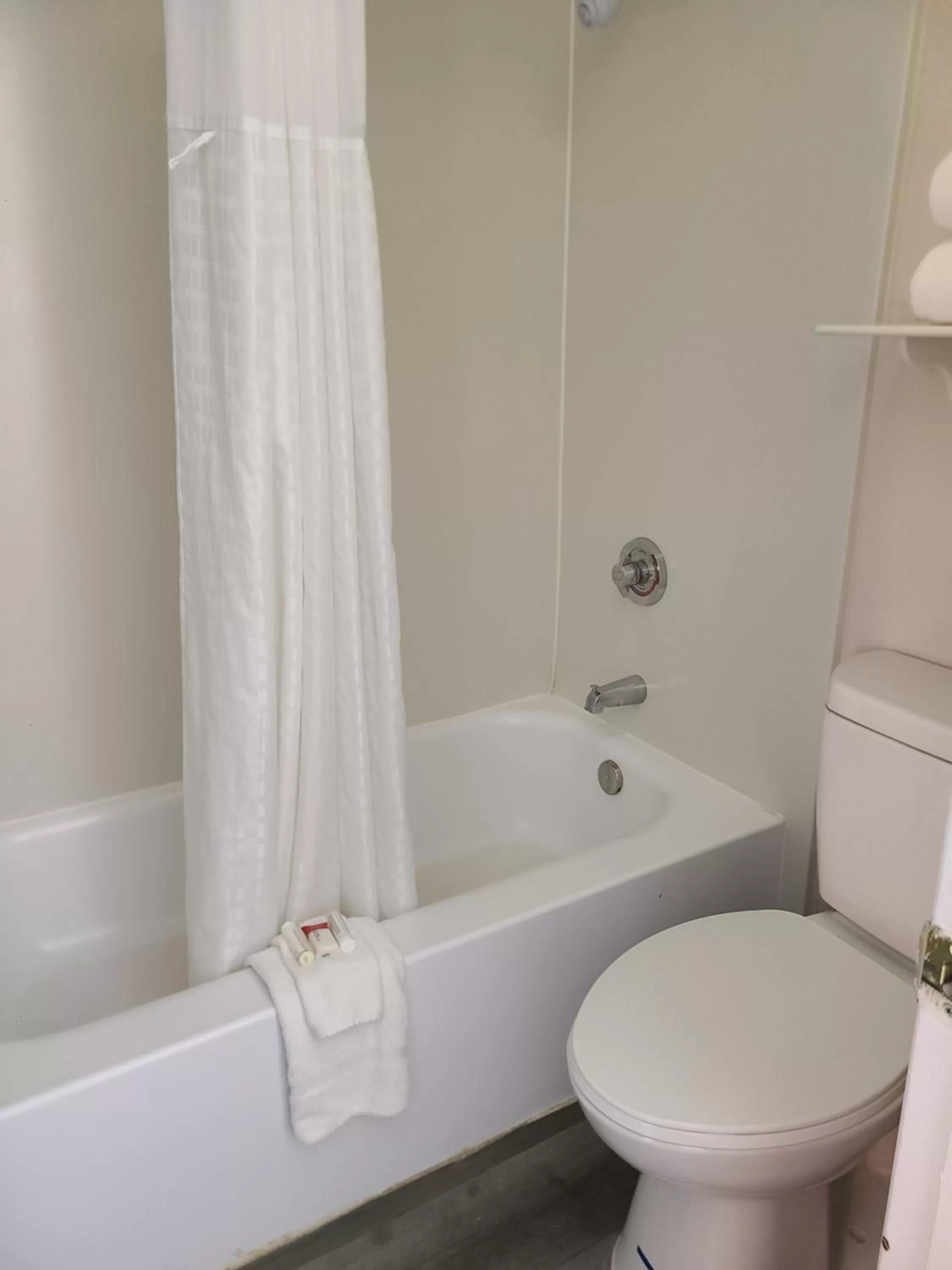 Shower in La Quinta Inn by Wyndham Farmington