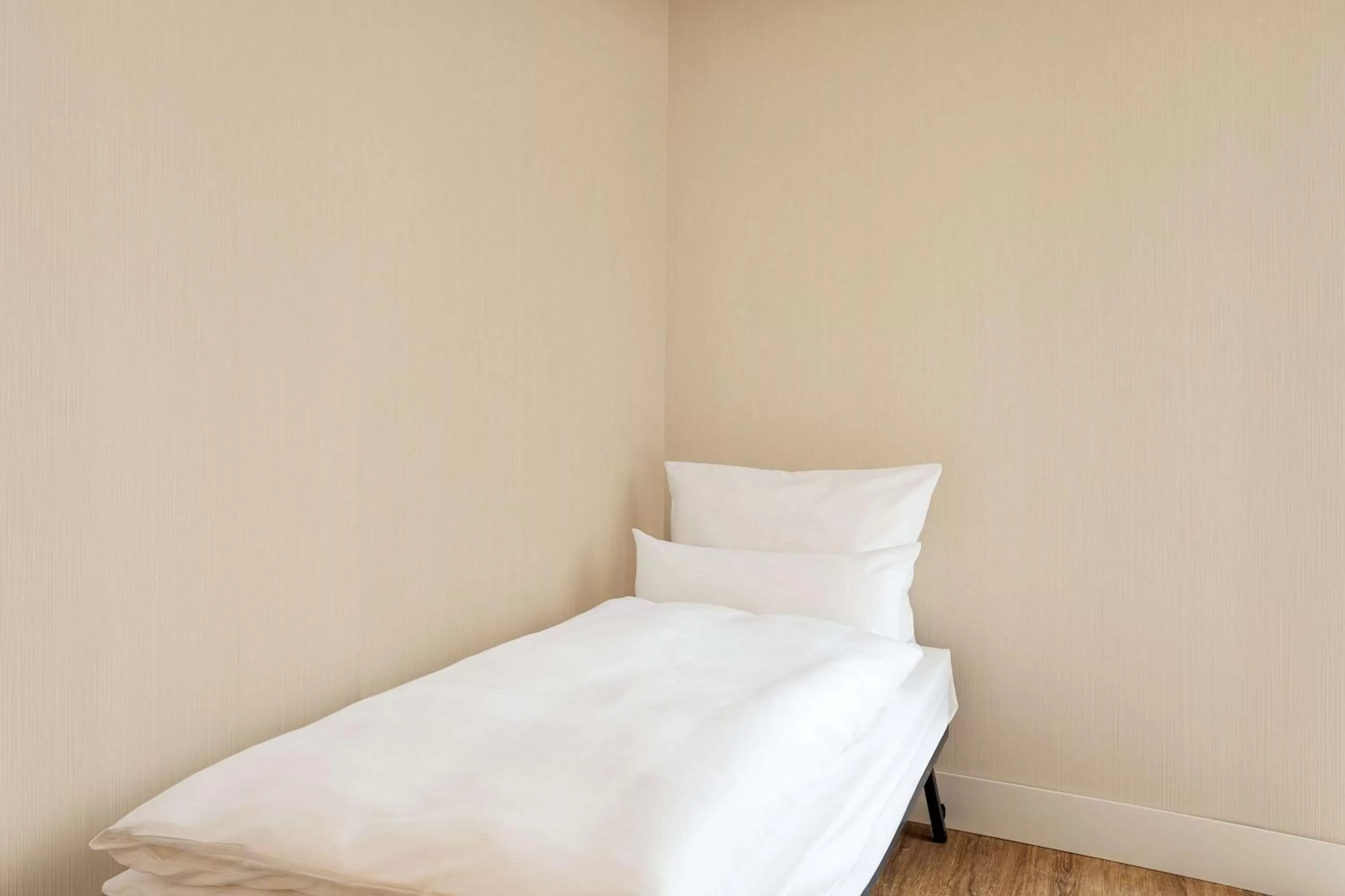 Photo of the whole room, Bed in NH München City Süd