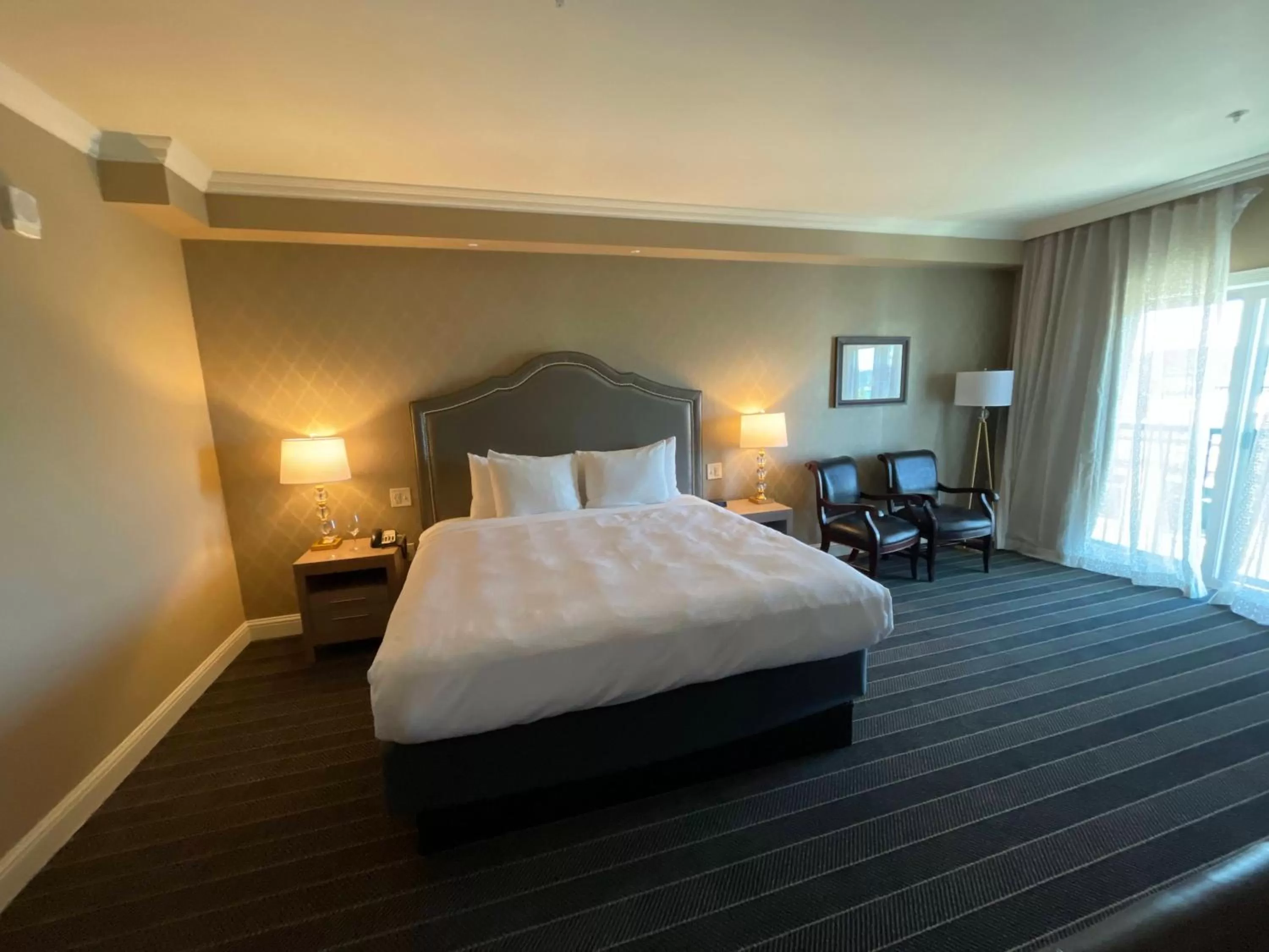 Bed in Majestic Inn and Spa