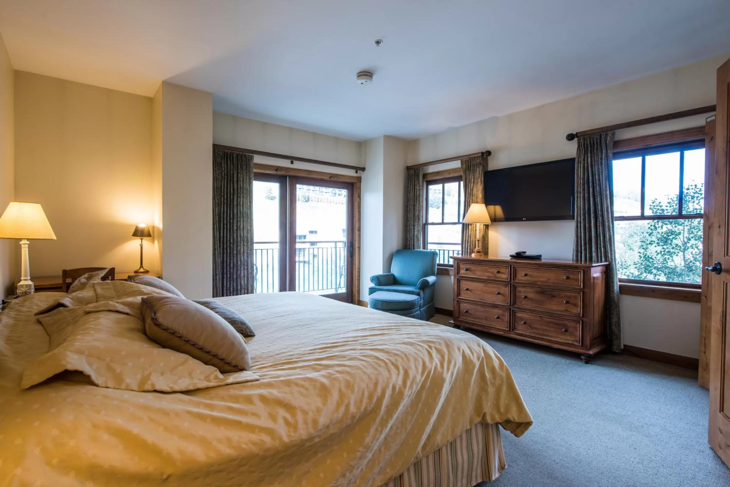 Bed in The Lodge at Mountaineer Square, A Vail Resorts Property