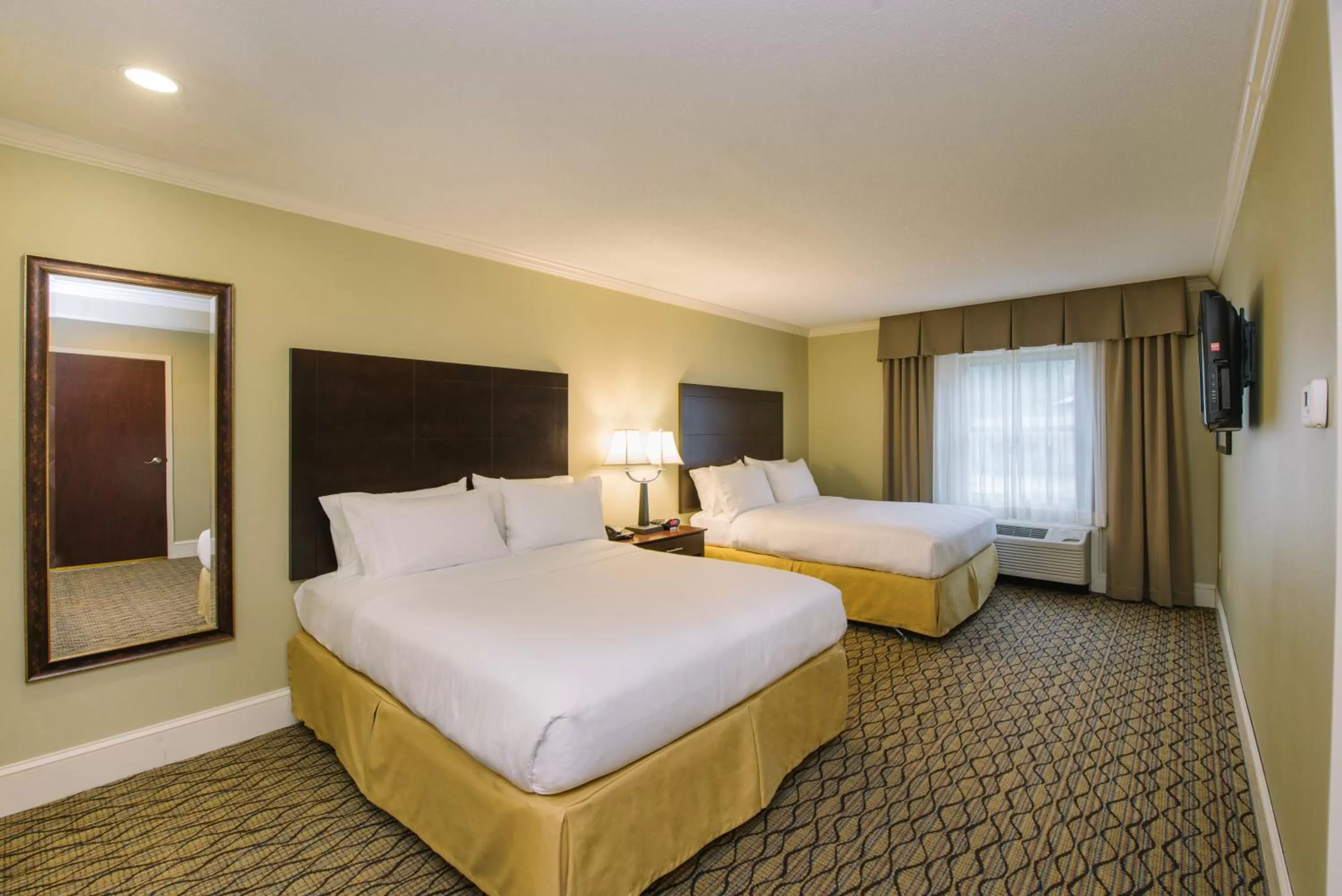 Photo of the whole room, Bed in Holiday Inn Express and Suites Merrimack by IHG