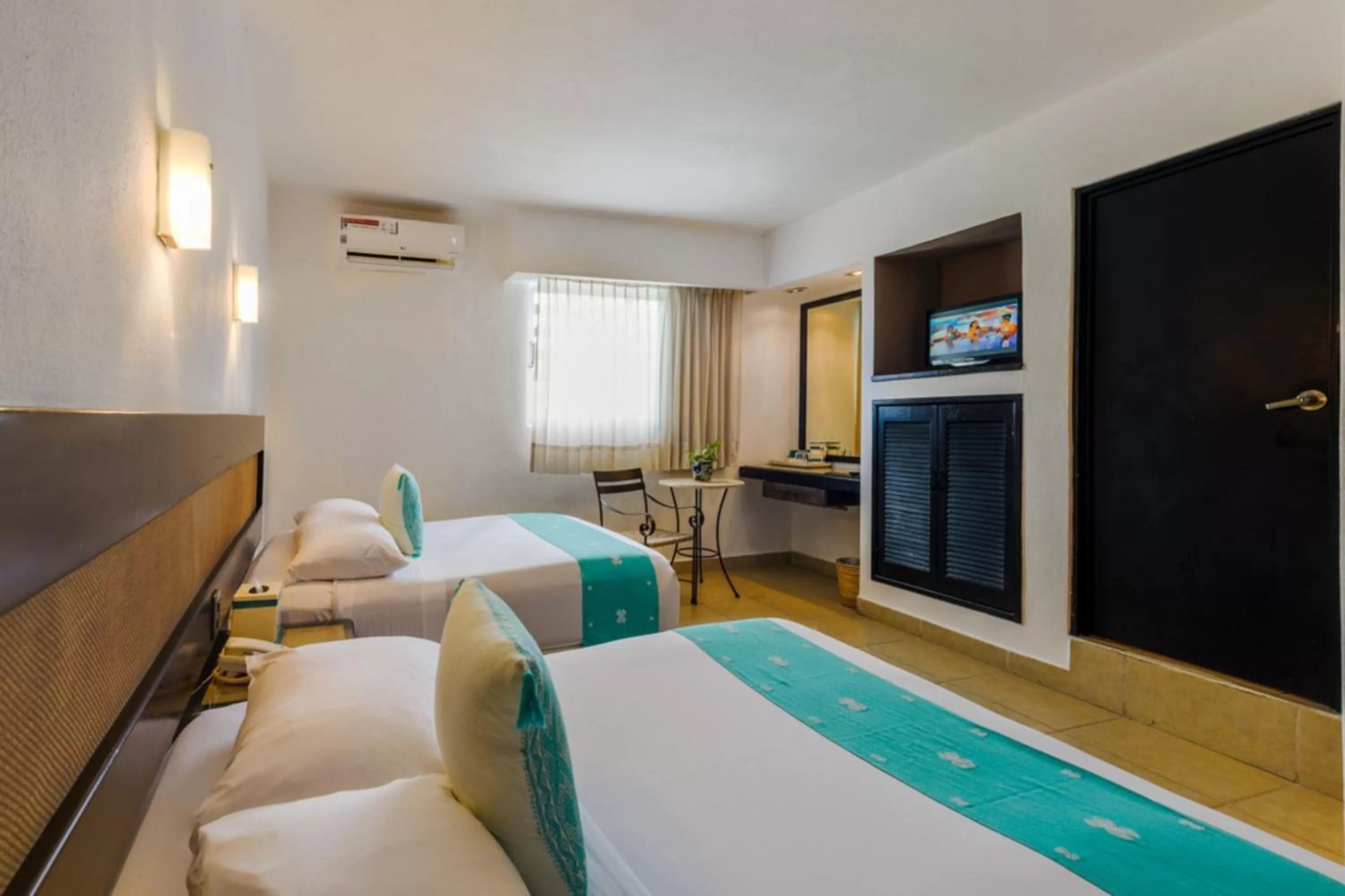 Photo of the whole room, Bed in Hotel B Cozumel