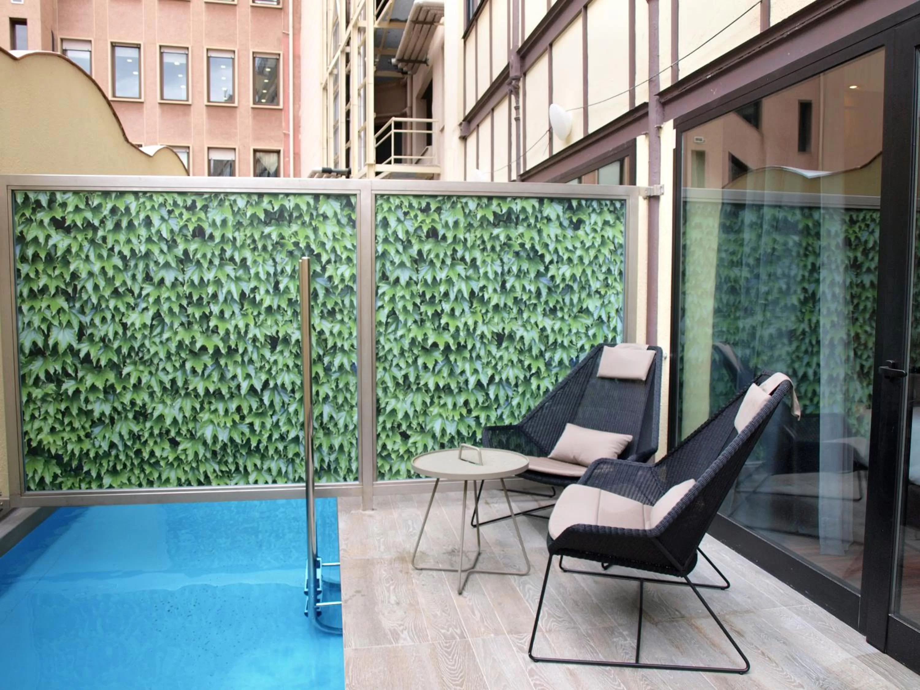 Swimming pool in Catalonia Plaza Catalunya