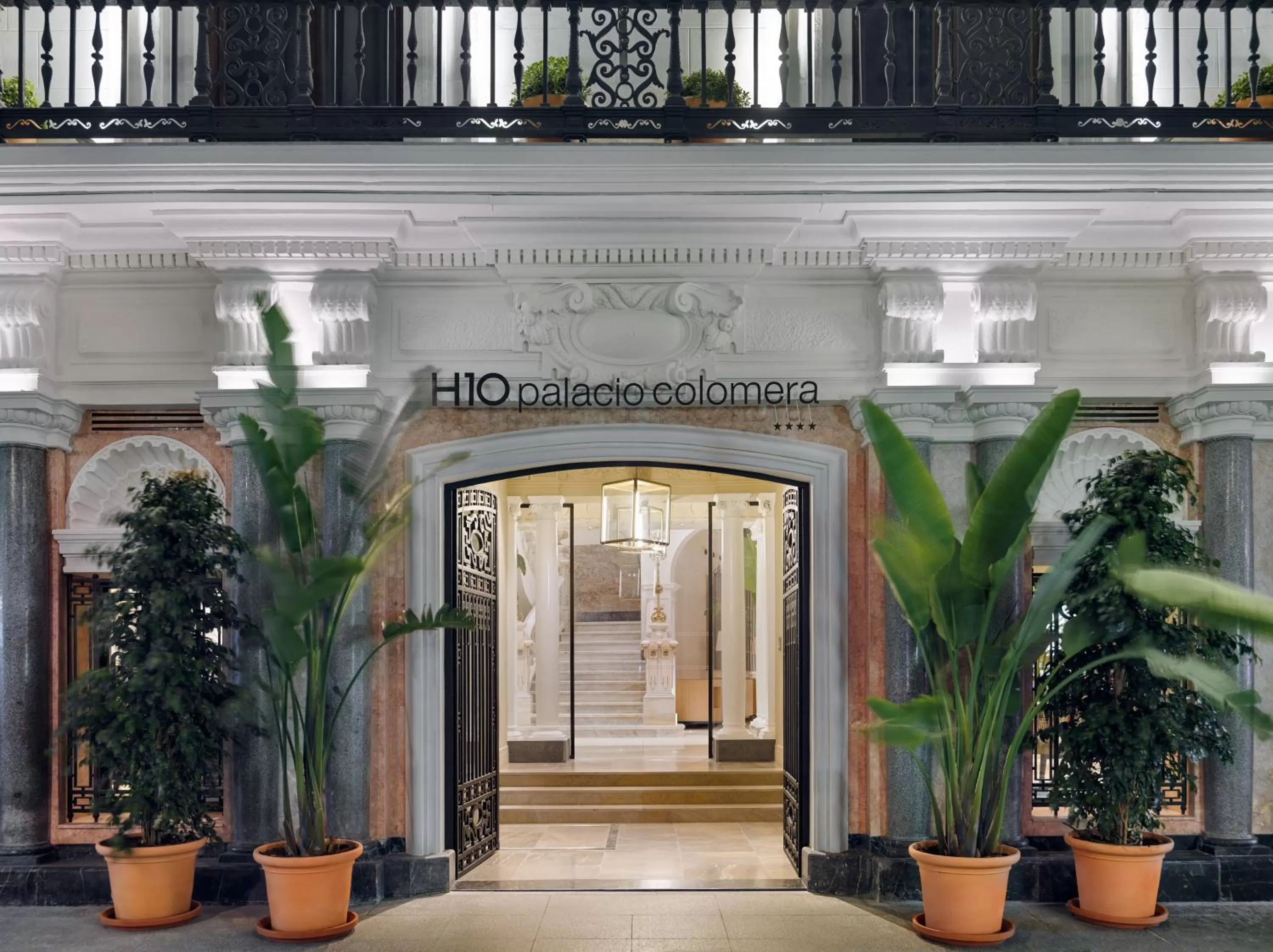 Facade/entrance in H10 Palacio Colomera