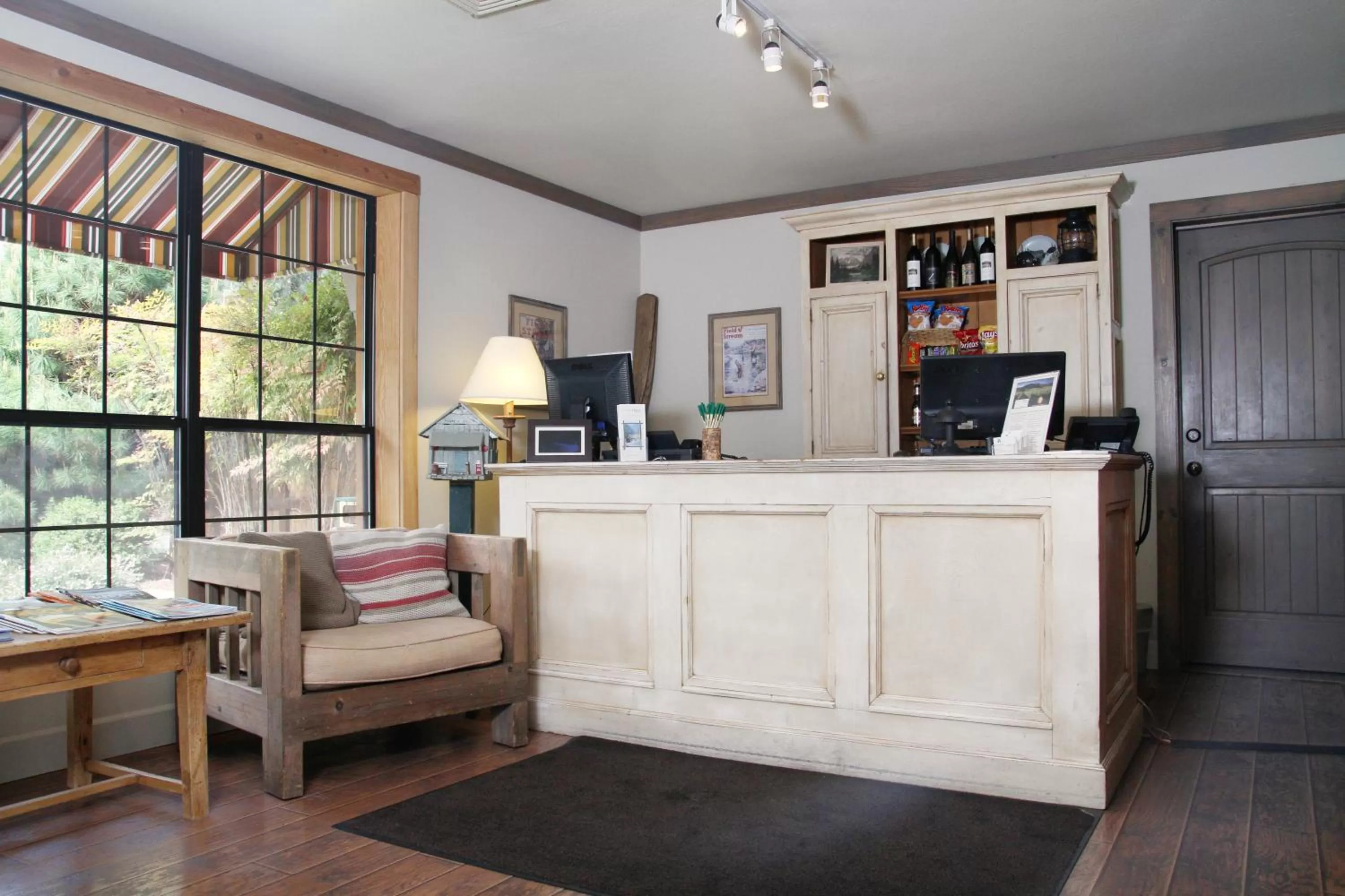 Lobby or reception in Riverside Inn