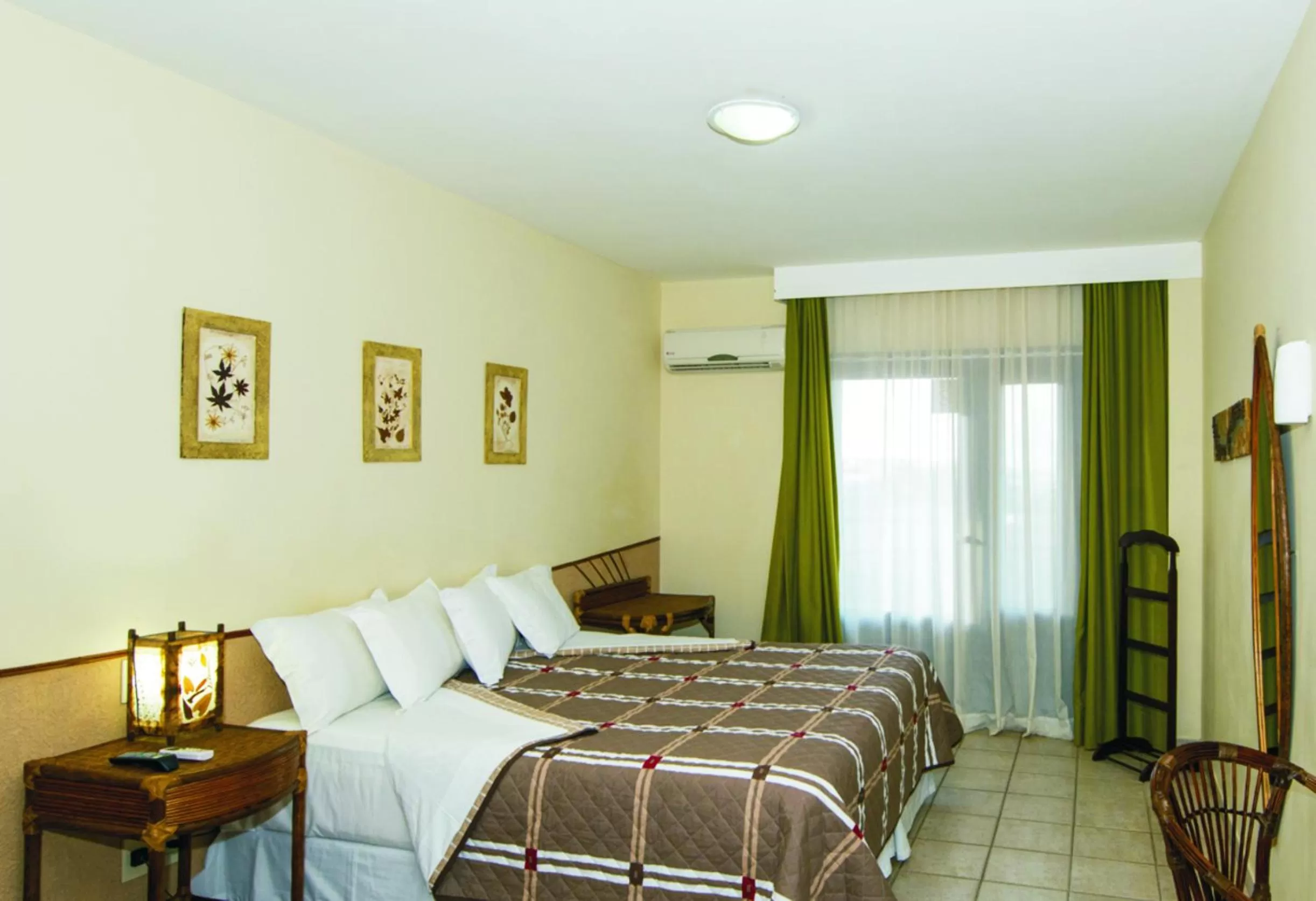 Photo of the whole room, Bed in Divi-Divi Praia Hotel