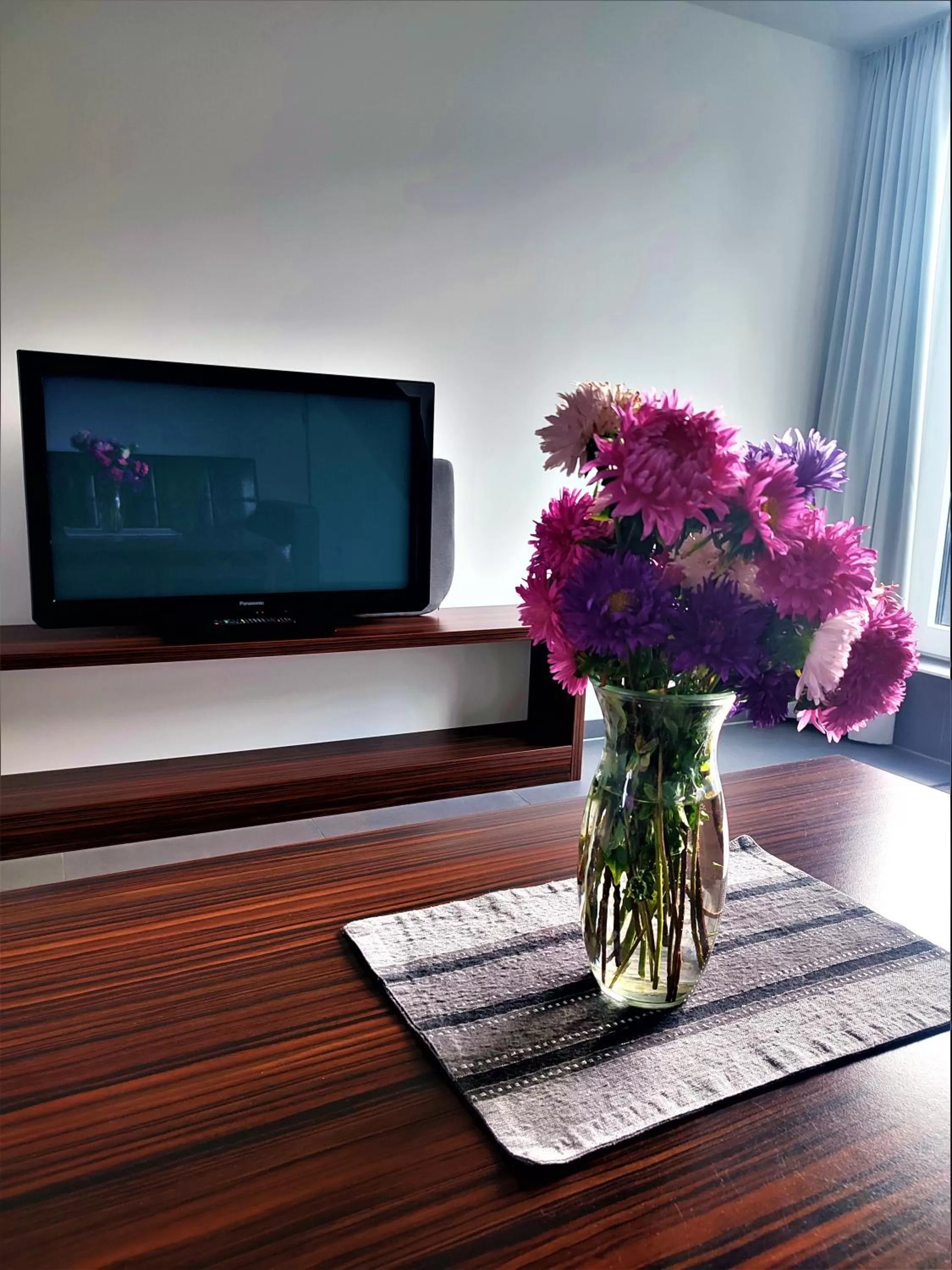TV and multimedia, TV/Entertainment Center in Strandhotel Dranske