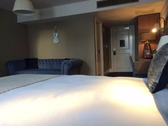 Shower, Bed in The Crown Wetherspoon