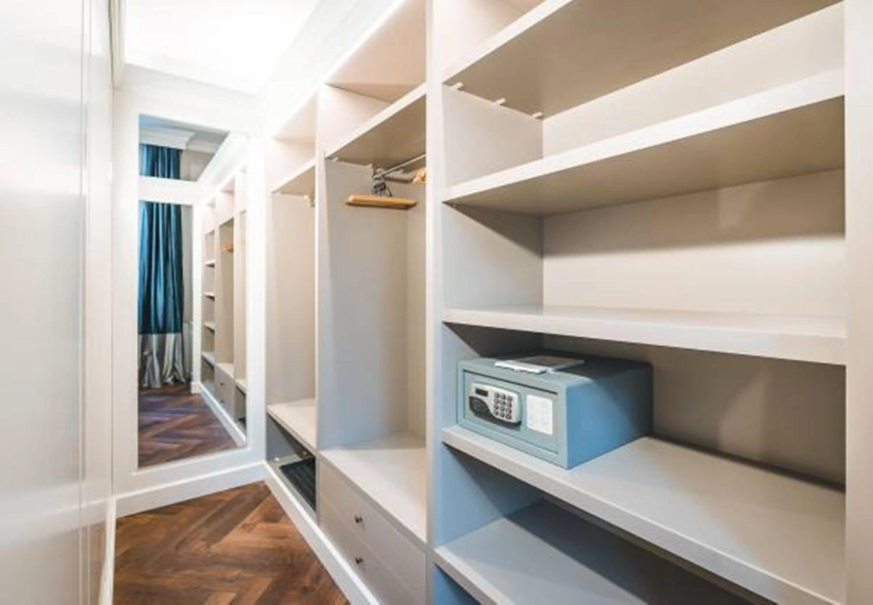 wardrobe in Hotel Reine Victoria