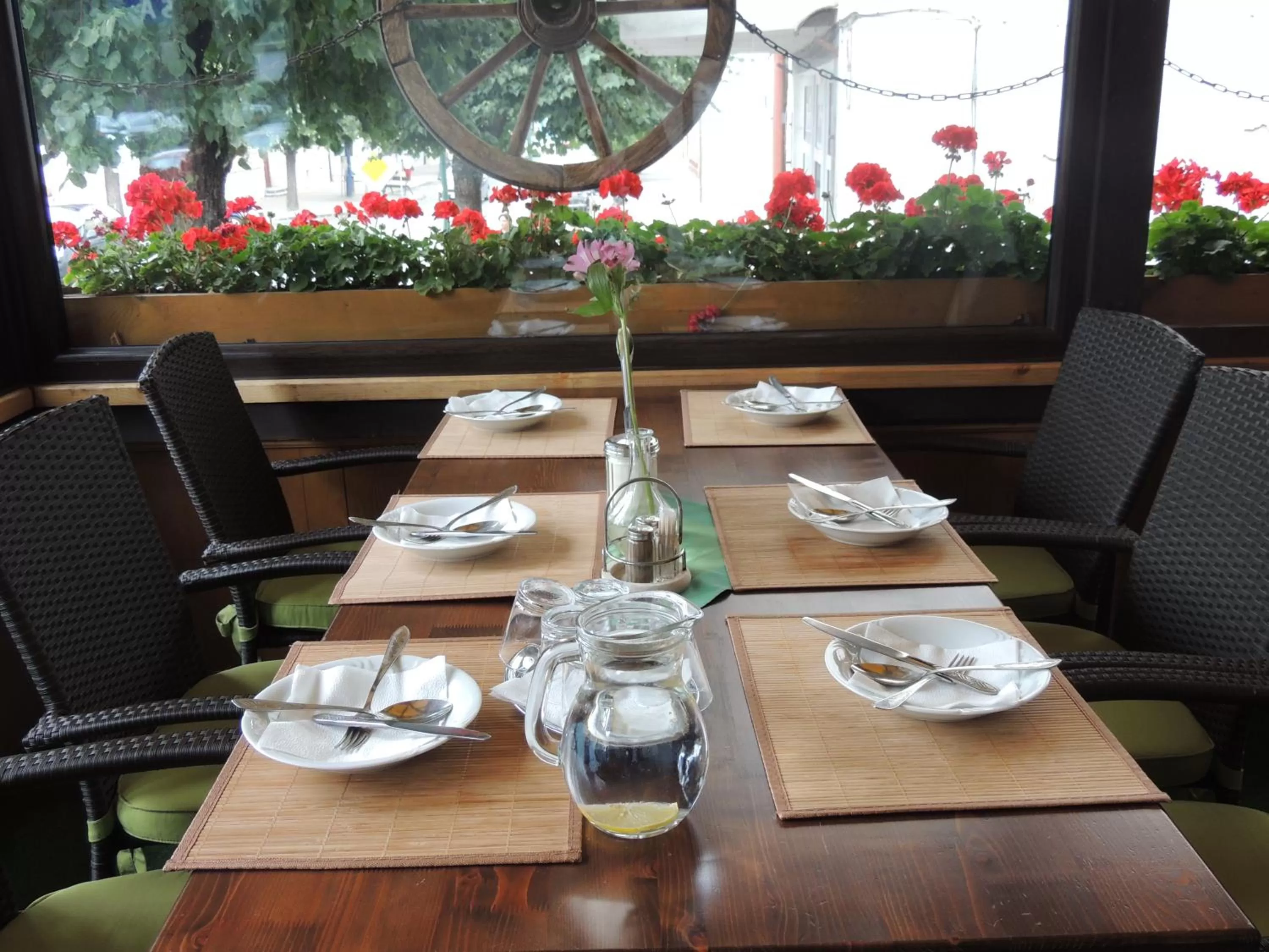 Restaurant/places to eat in Hotel Club