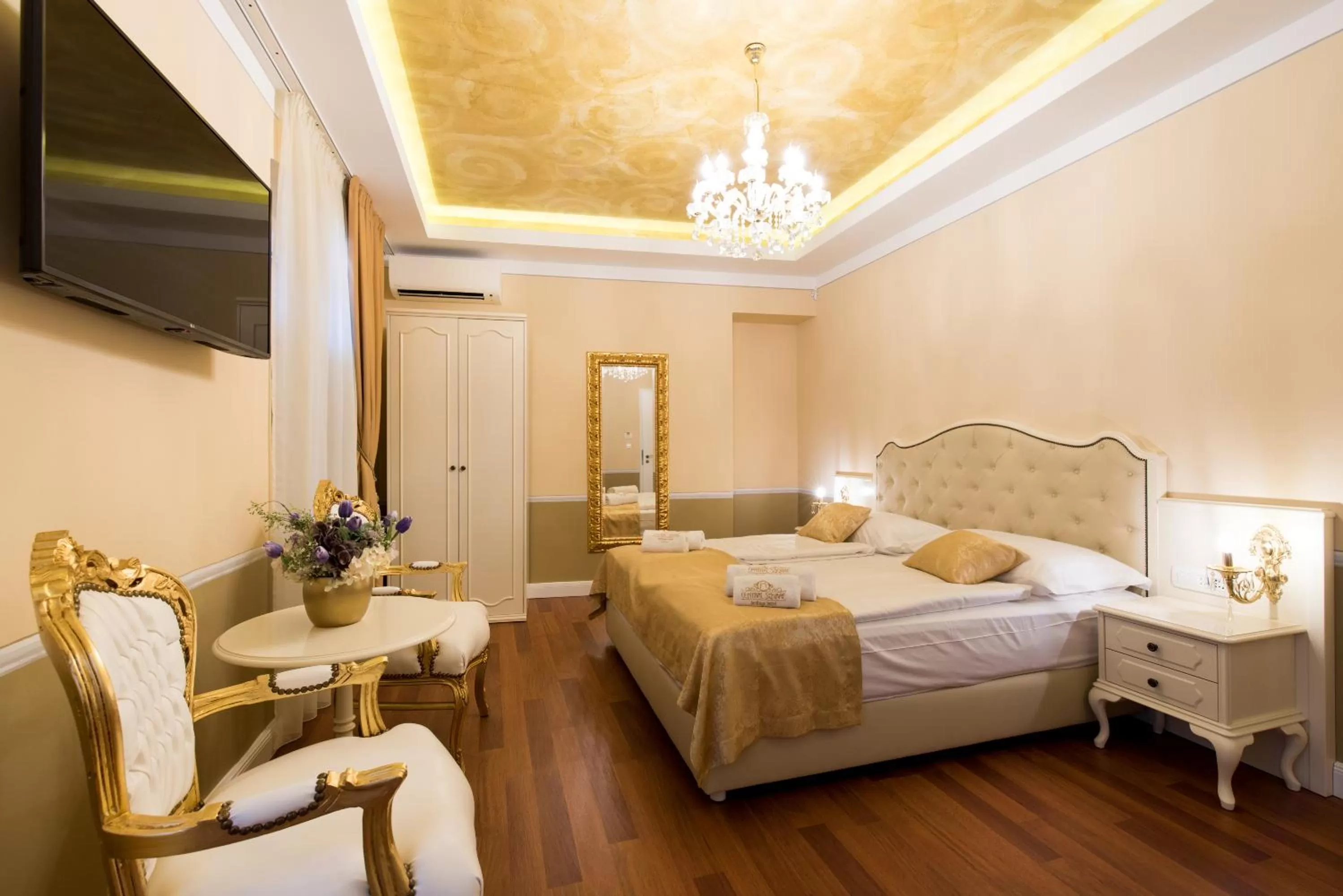 Bed in Central Square Heritage Hotel