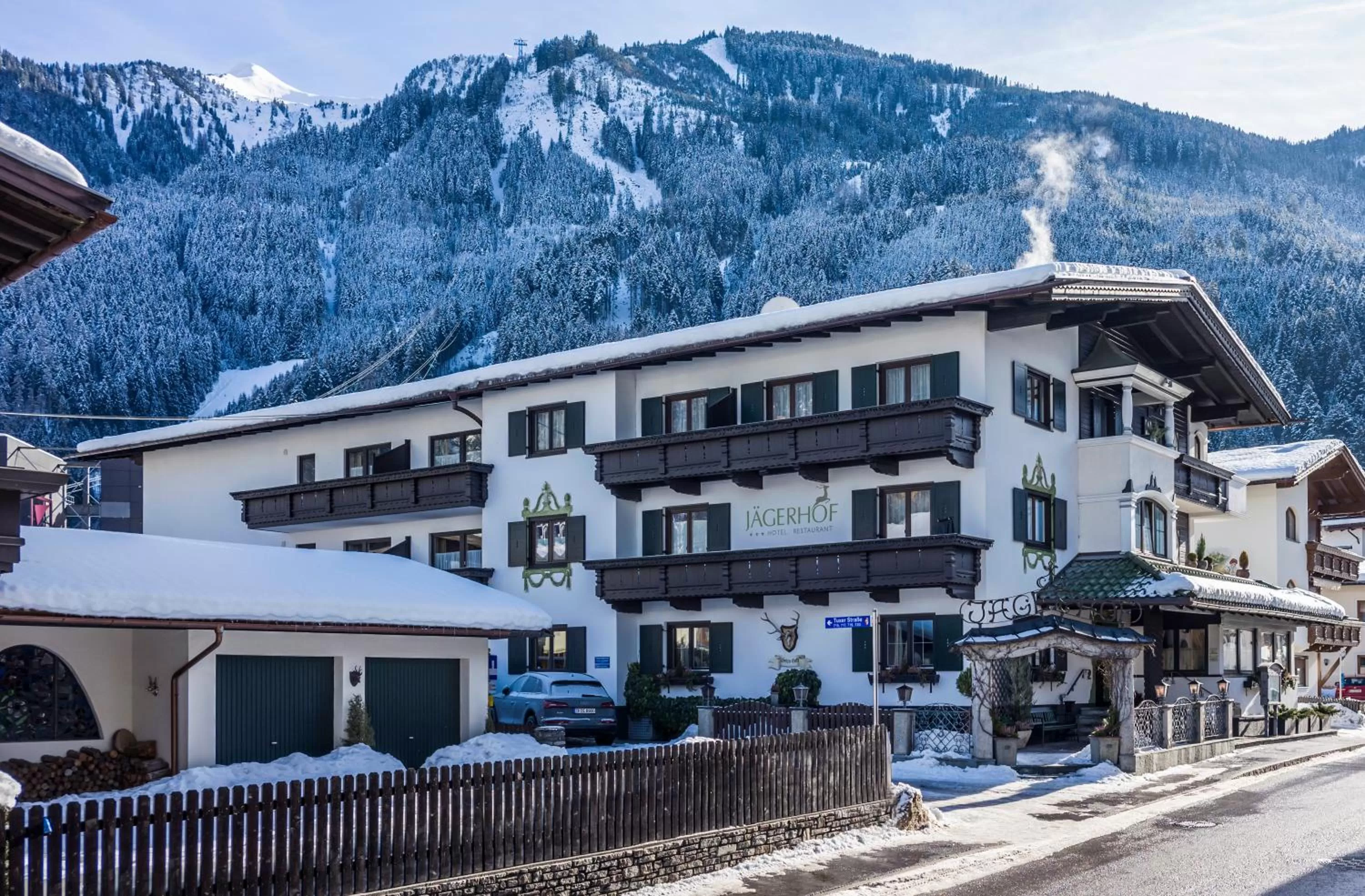 Property building, Winter in Hotel Jägerhof und Jagdhaus