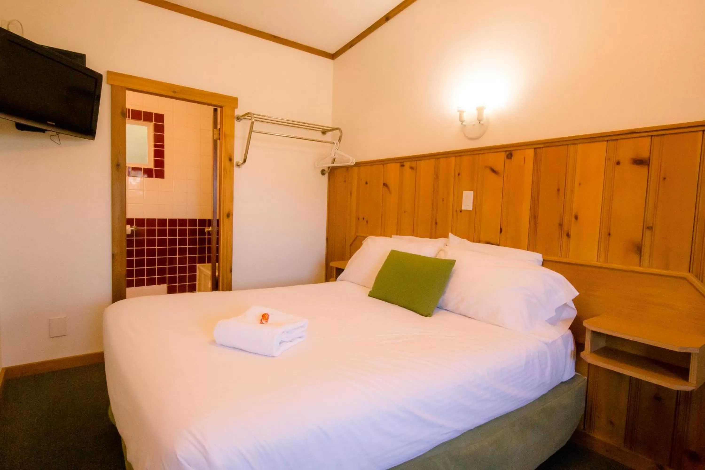 Bedroom, Bed in Gateway Motel