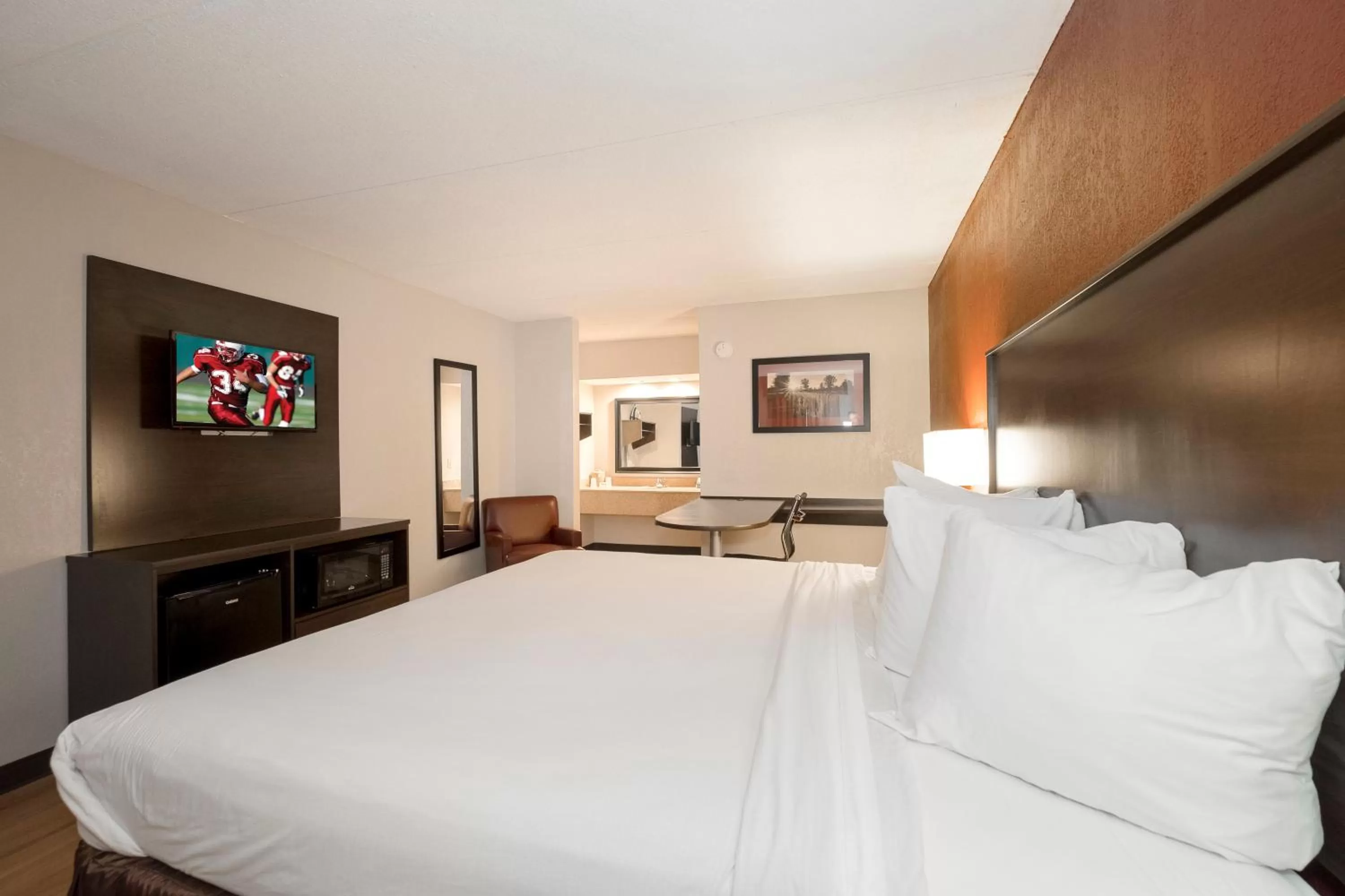 Photo of the whole room, Bed in Red Roof Inn Mobile North – Saraland