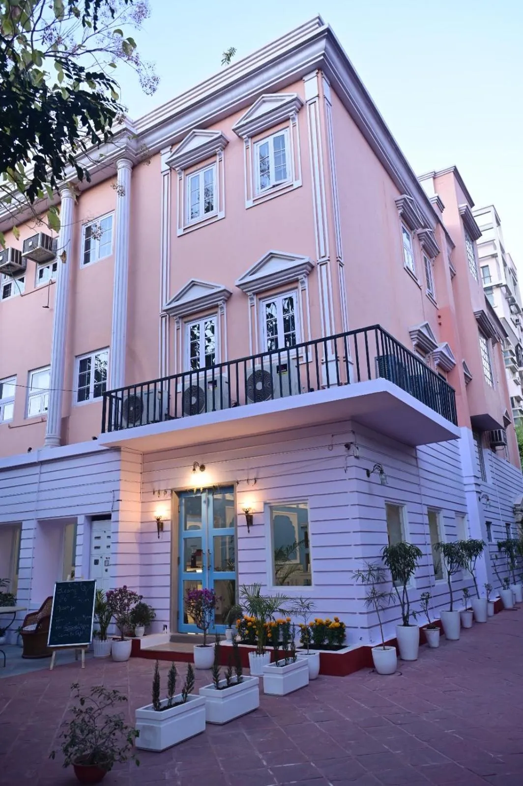 Restaurant/places to eat in Anuraag Villa