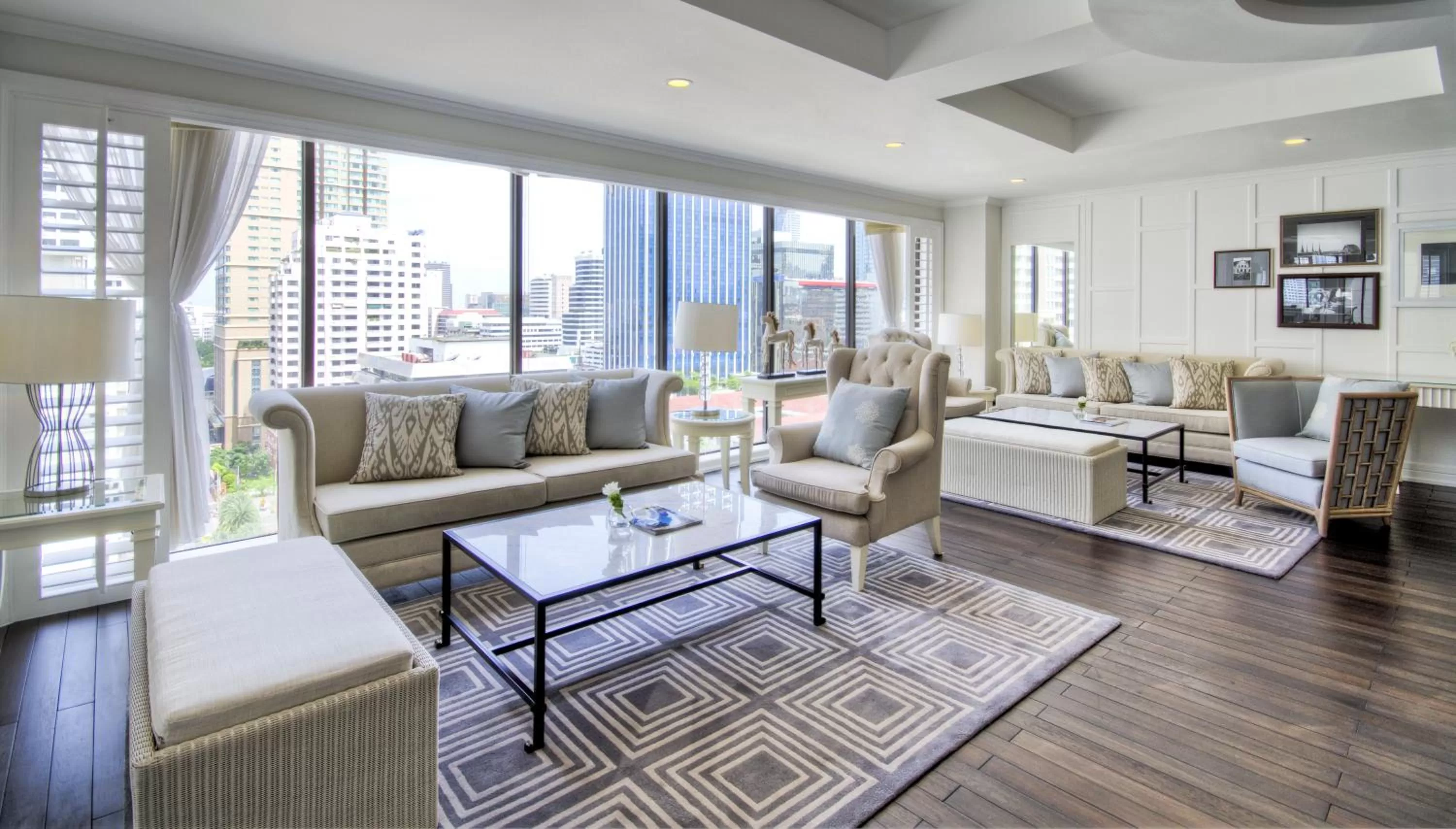 Communal lounge/ TV room in Cape House Hotel, Bangkok