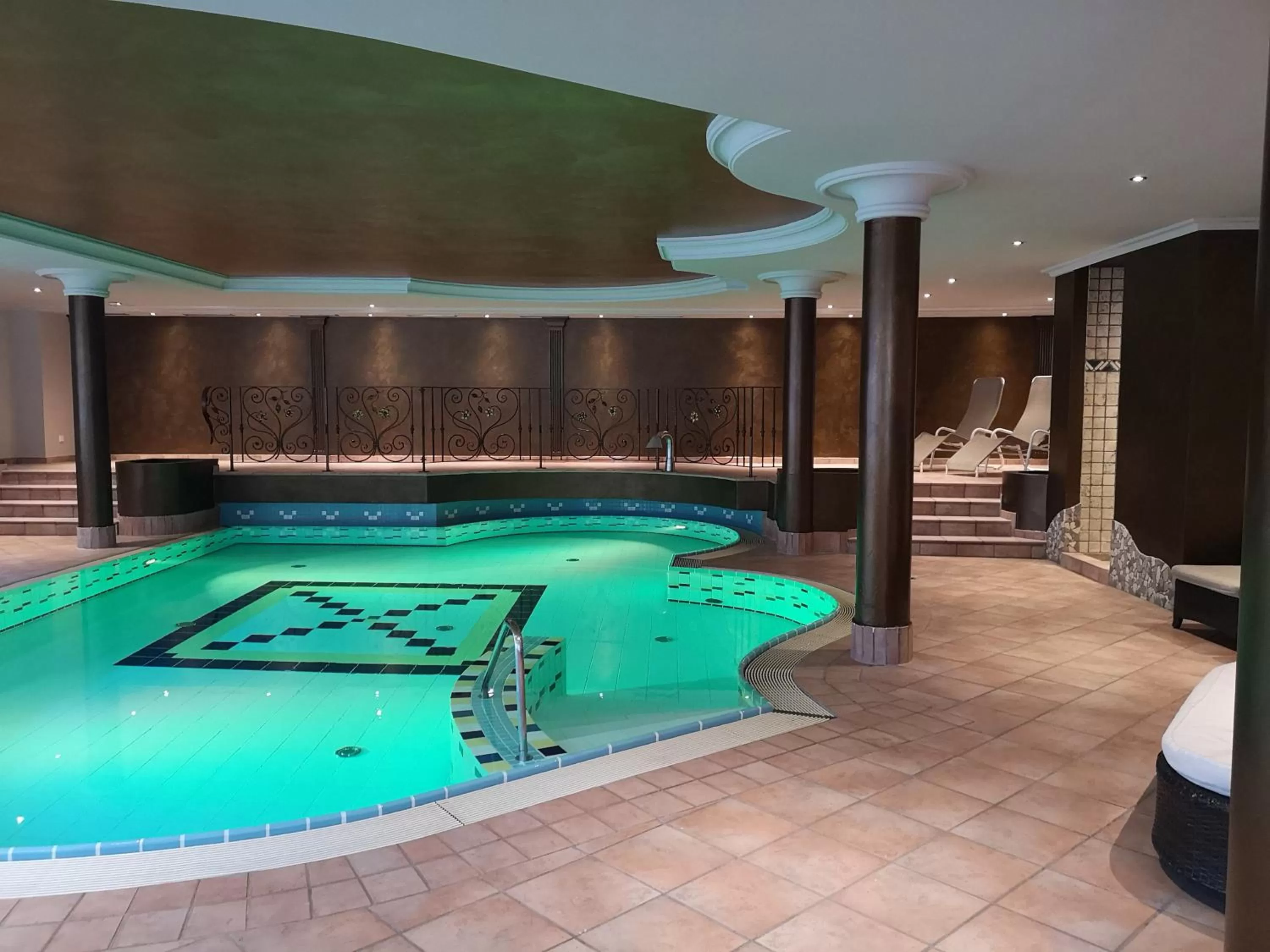 Swimming pool in Hotel Bergjuwel