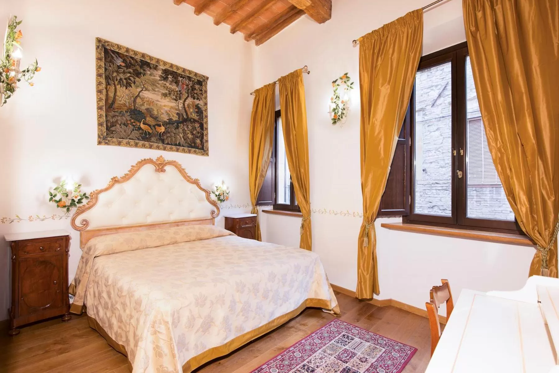 Quiet street view, Bed in Palazzo Pacini