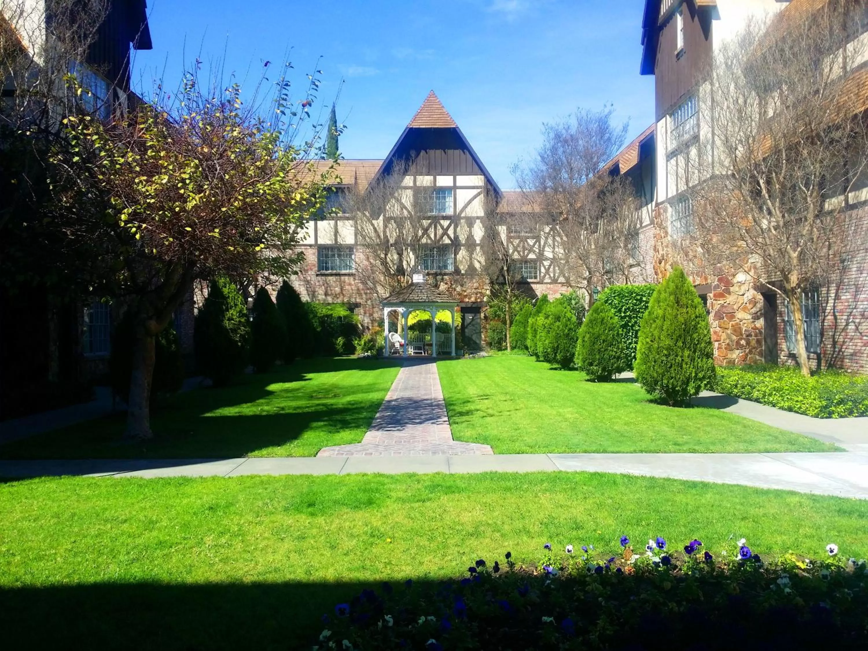 Property building in Anaheim Majestic Garden Hotel