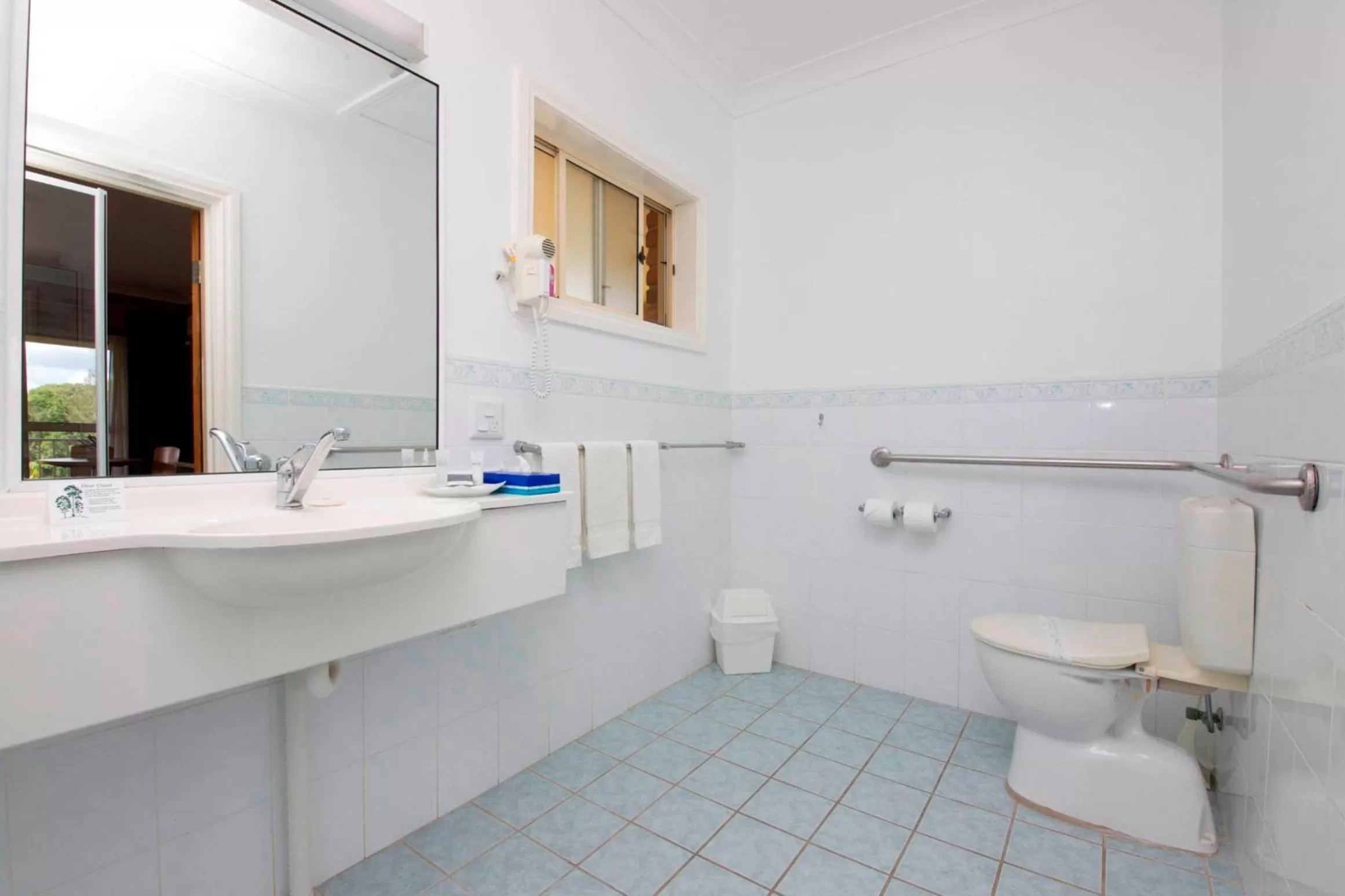 Bathroom in Golf Club Motor Inn Wingham