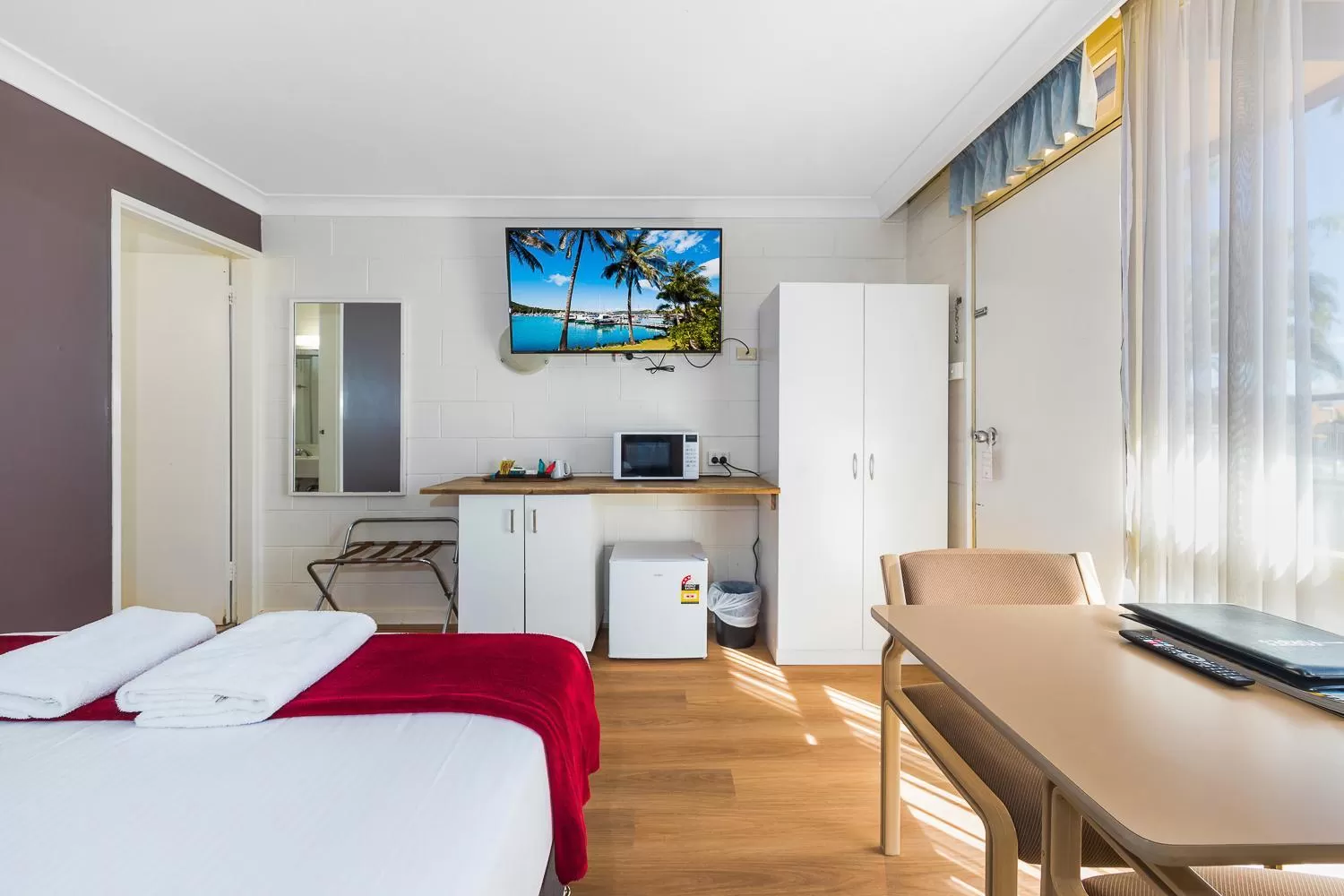 Bed in Plainsman Motel