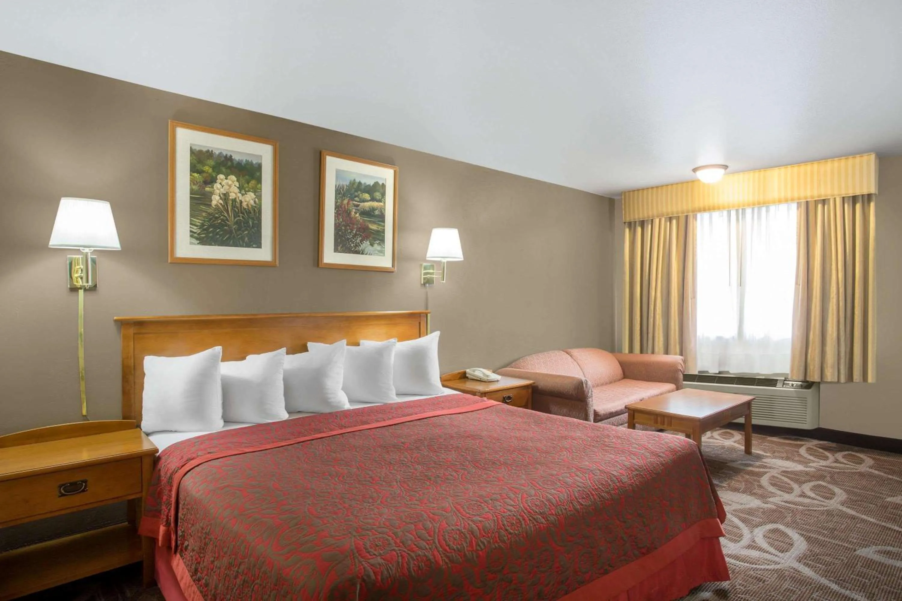 Photo of the whole room, Bed in Royal Inn Provo