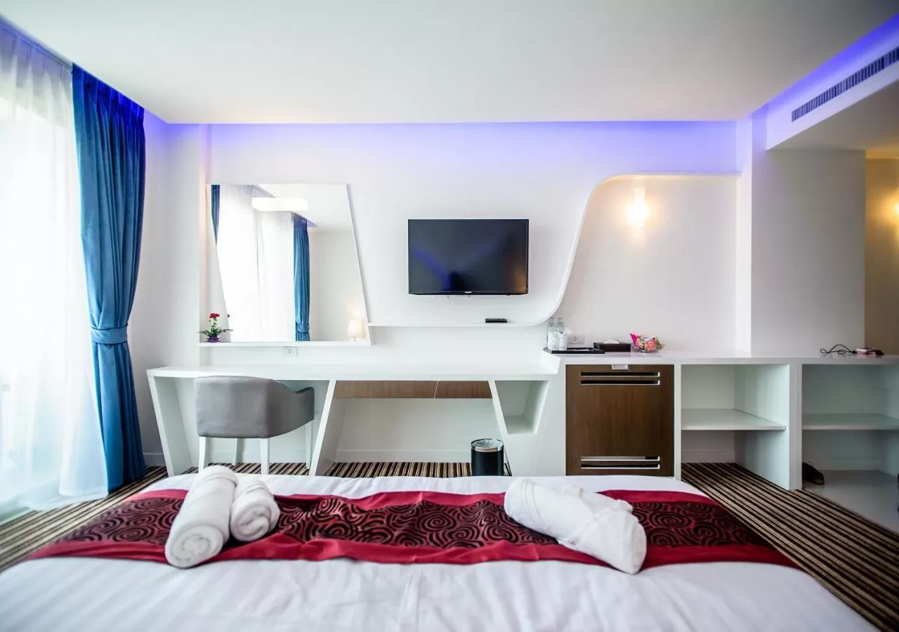 Photo of the whole room, Bed in The Paradiso JK Design Hotel