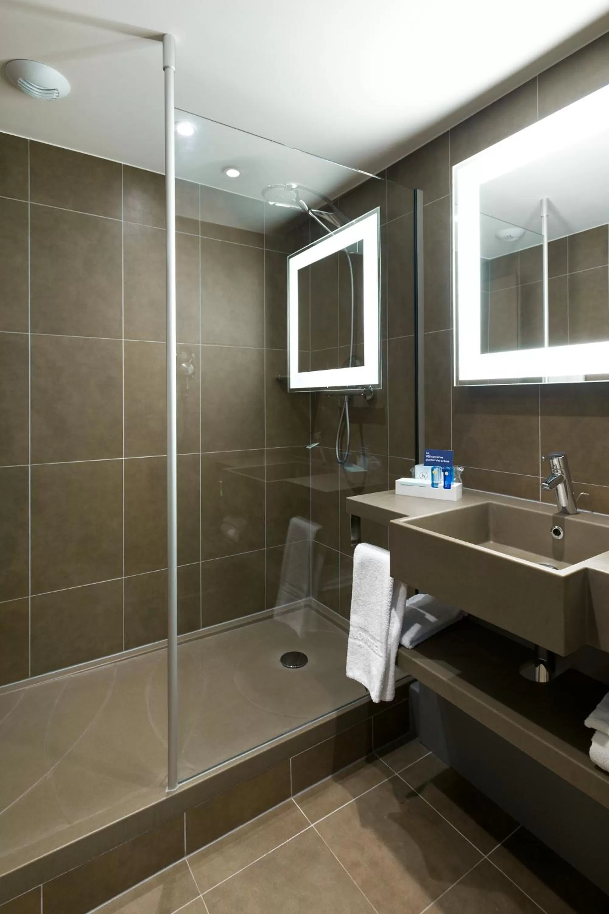Shower in Novotel Brussels Airport