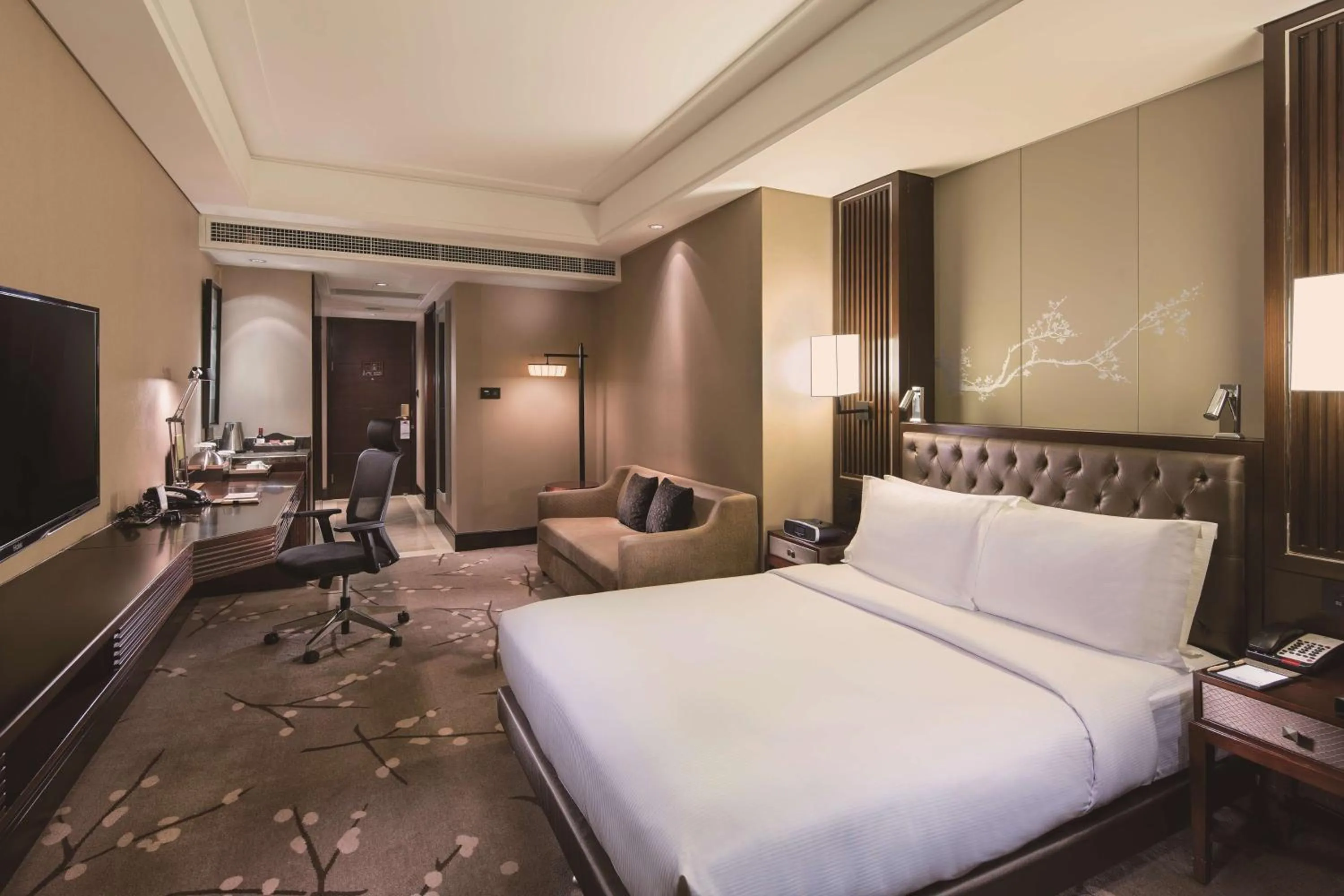 Bedroom in DoubleTree by Hilton Chongqing - Guanyinqiao railway station