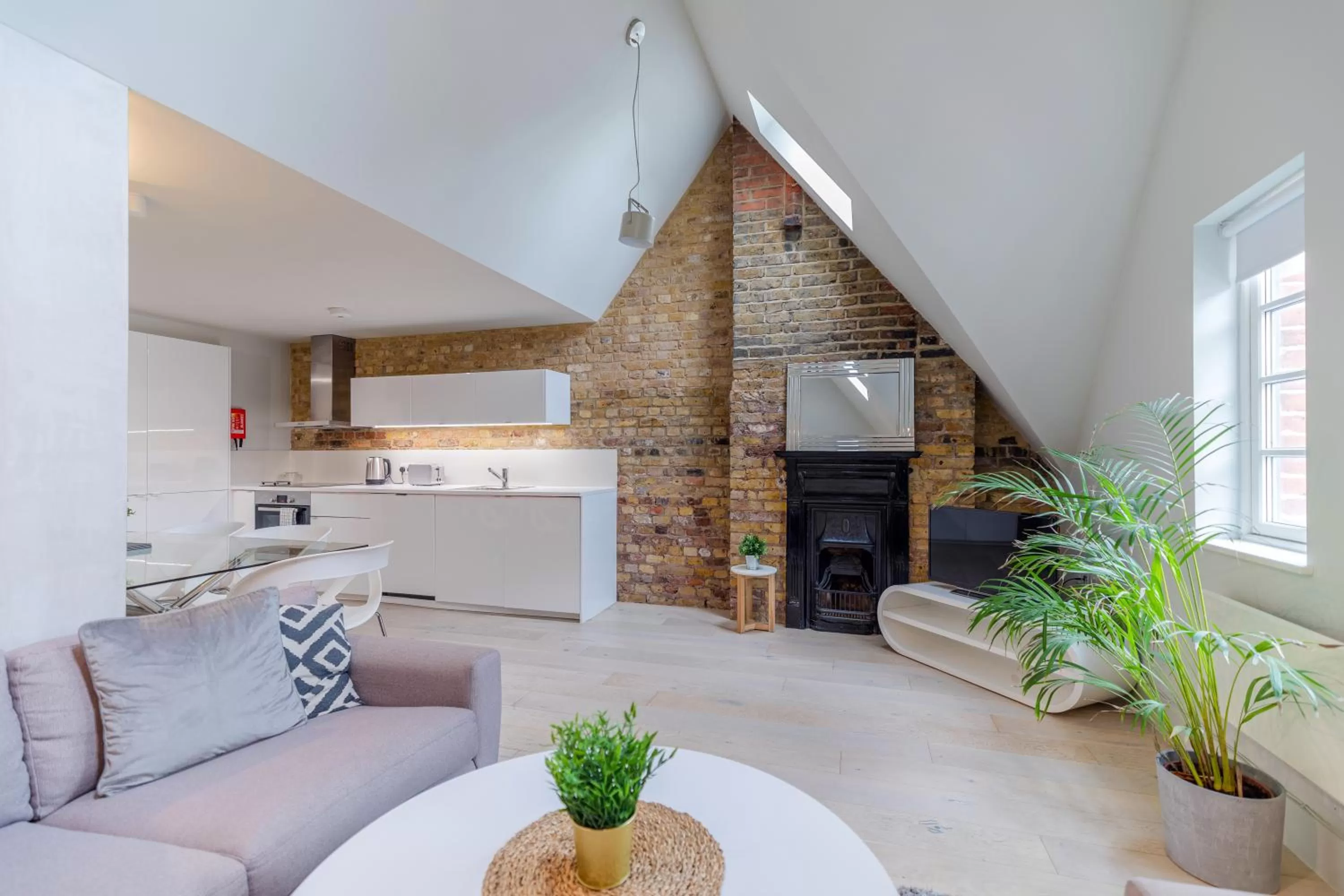 Living room, Kitchen/Kitchenette in Holborn Apartments