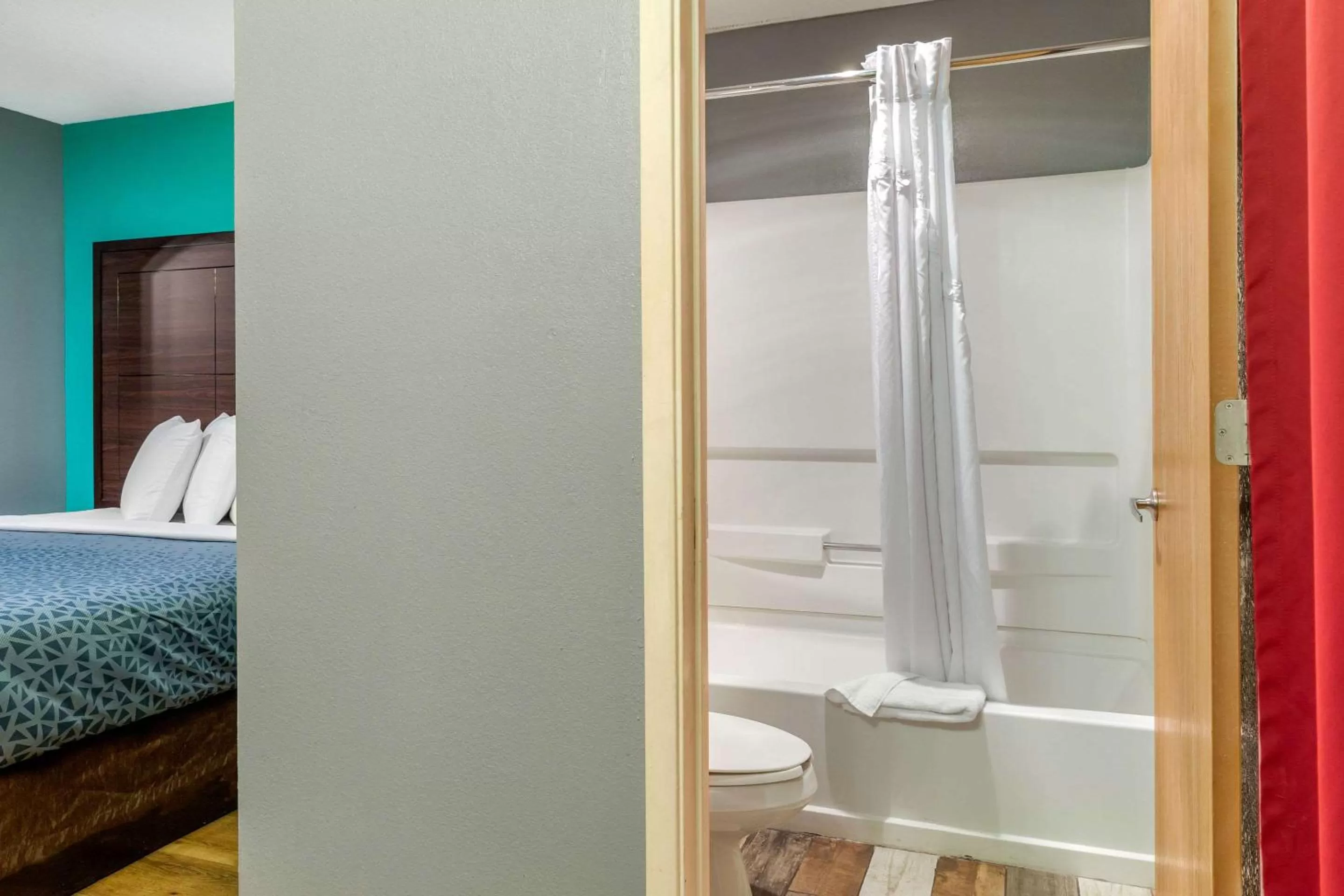 Photo of the whole room, Bed in Econo Lodge West - Coors Blvd