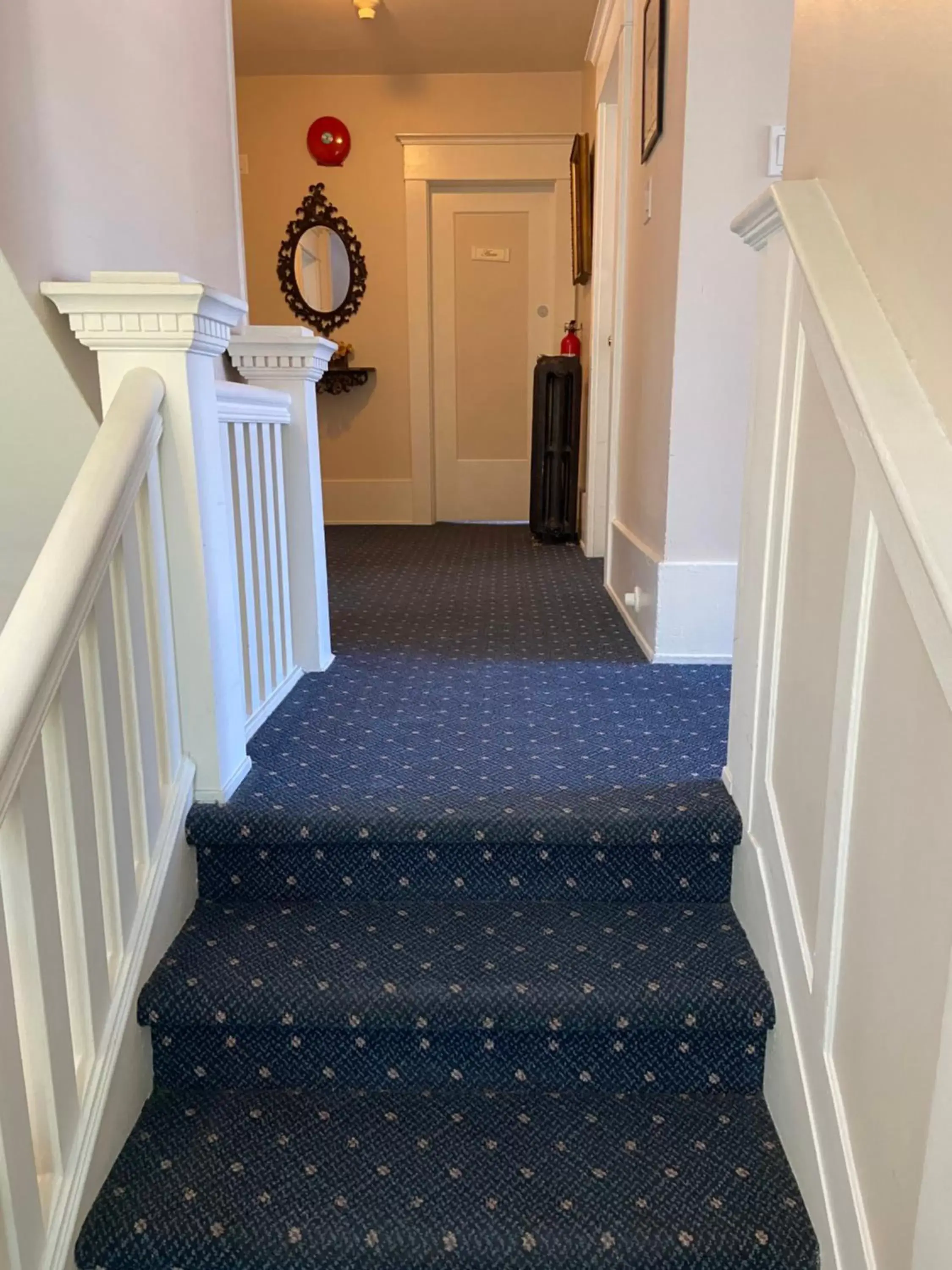 Queen Room with Private Bathroom in Windsor Guest House Queen Room with Private Bathroom in Windsor Guest House